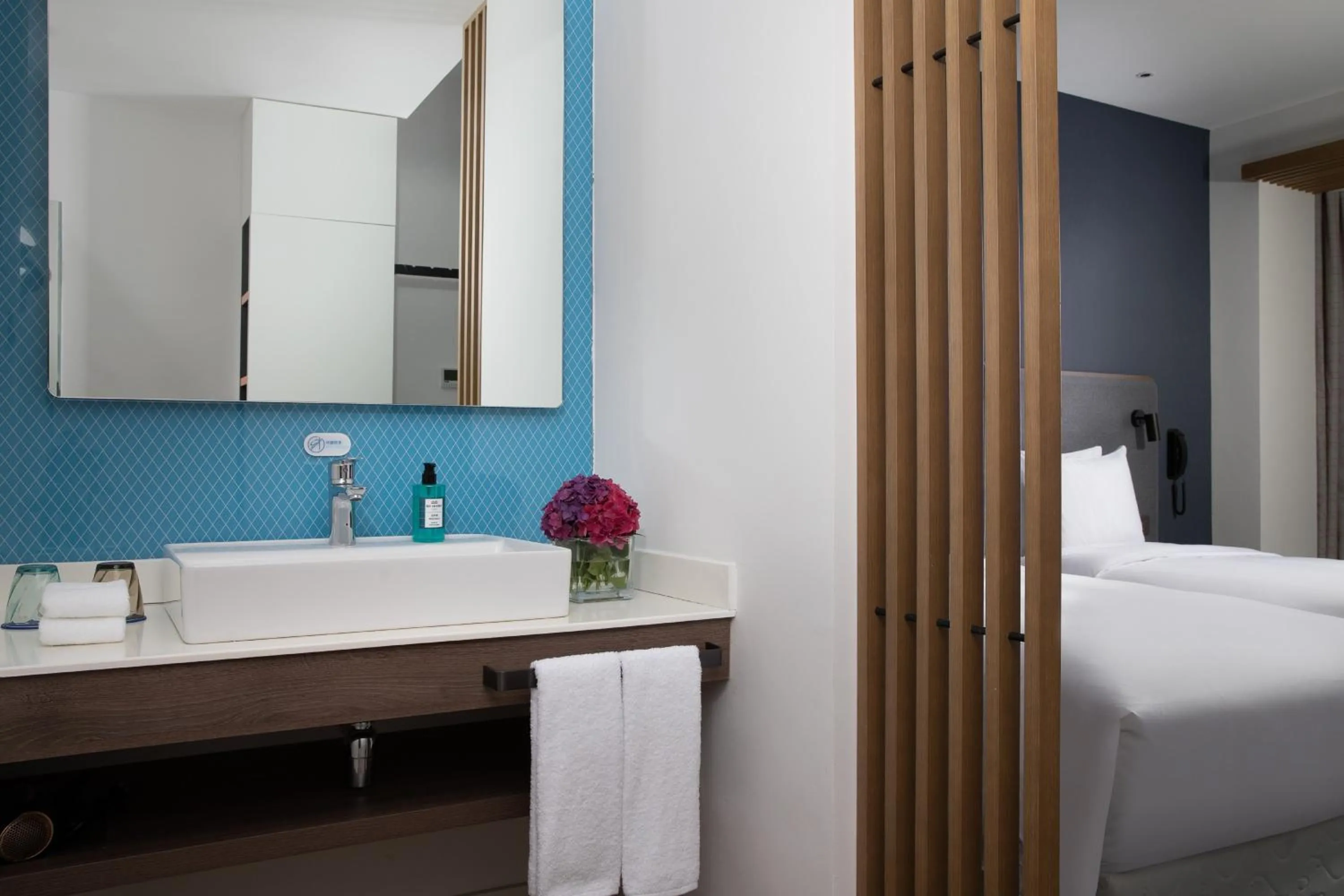 Photo of the whole room, Bed in Holiday Inn Express Chengdu Longquanyi North by IHG