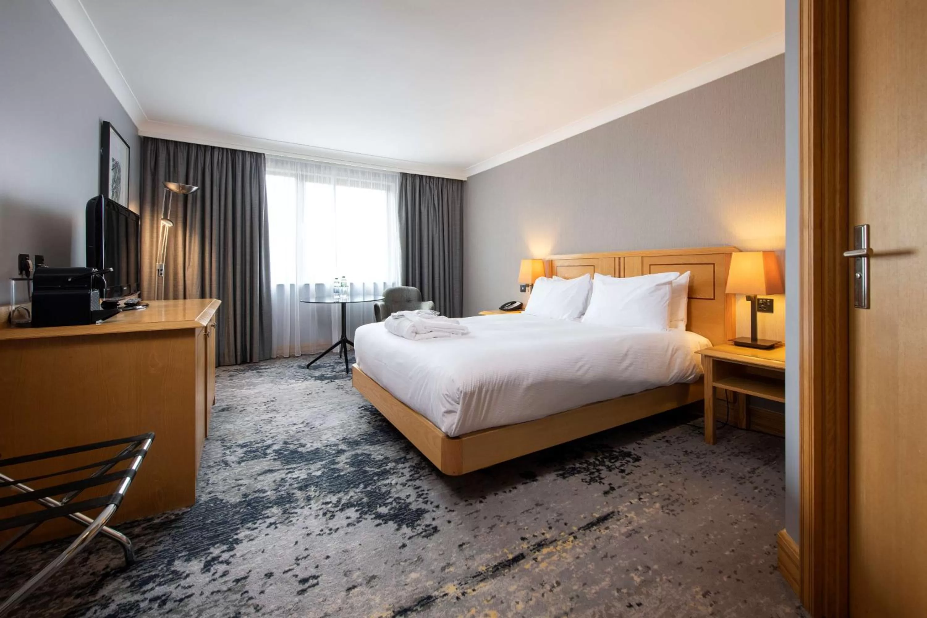 Bed in DoubleTree by Hilton Swindon Hotel