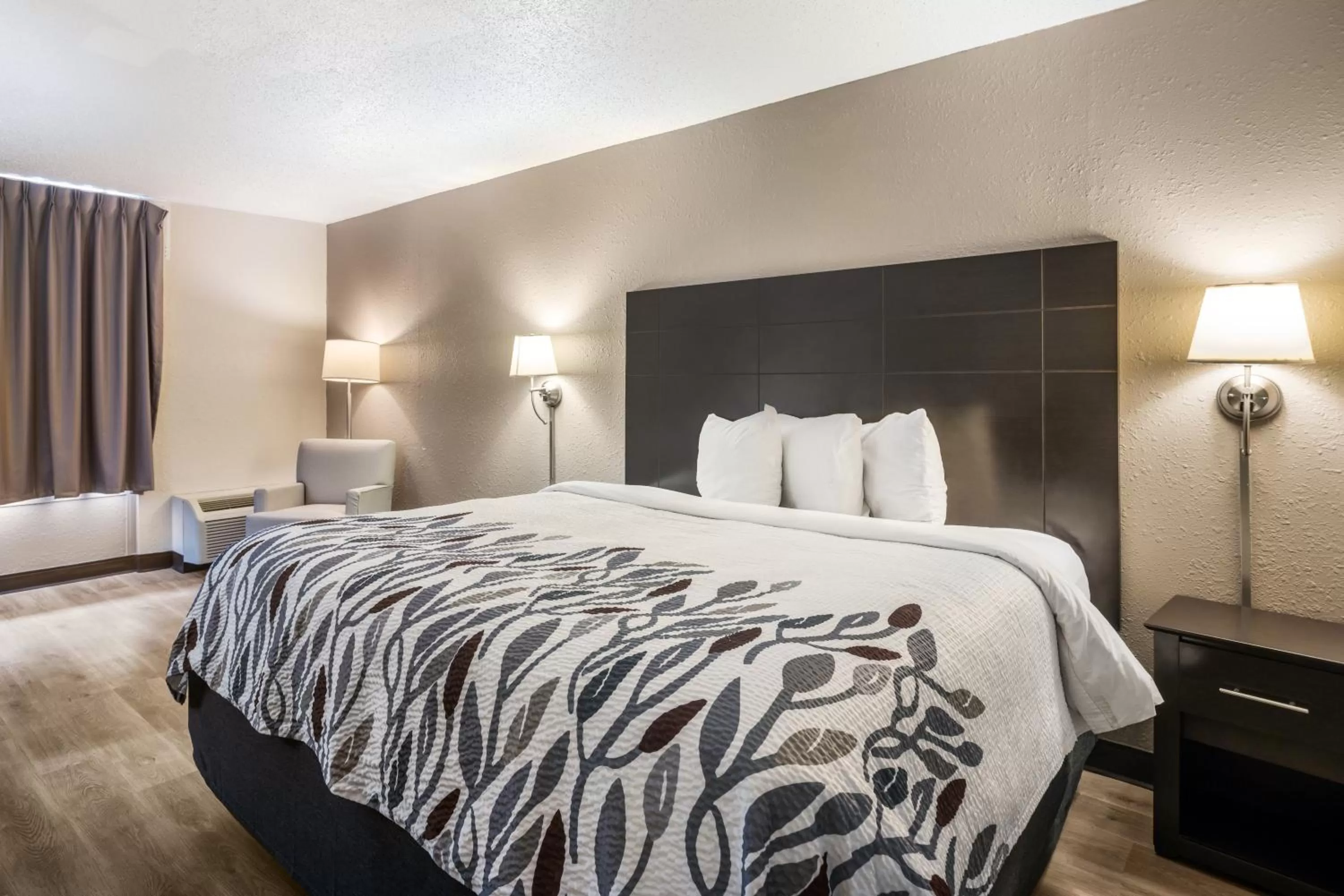 Bedroom, Bed in Red Roof Inn Savannah – Southside/Midtown