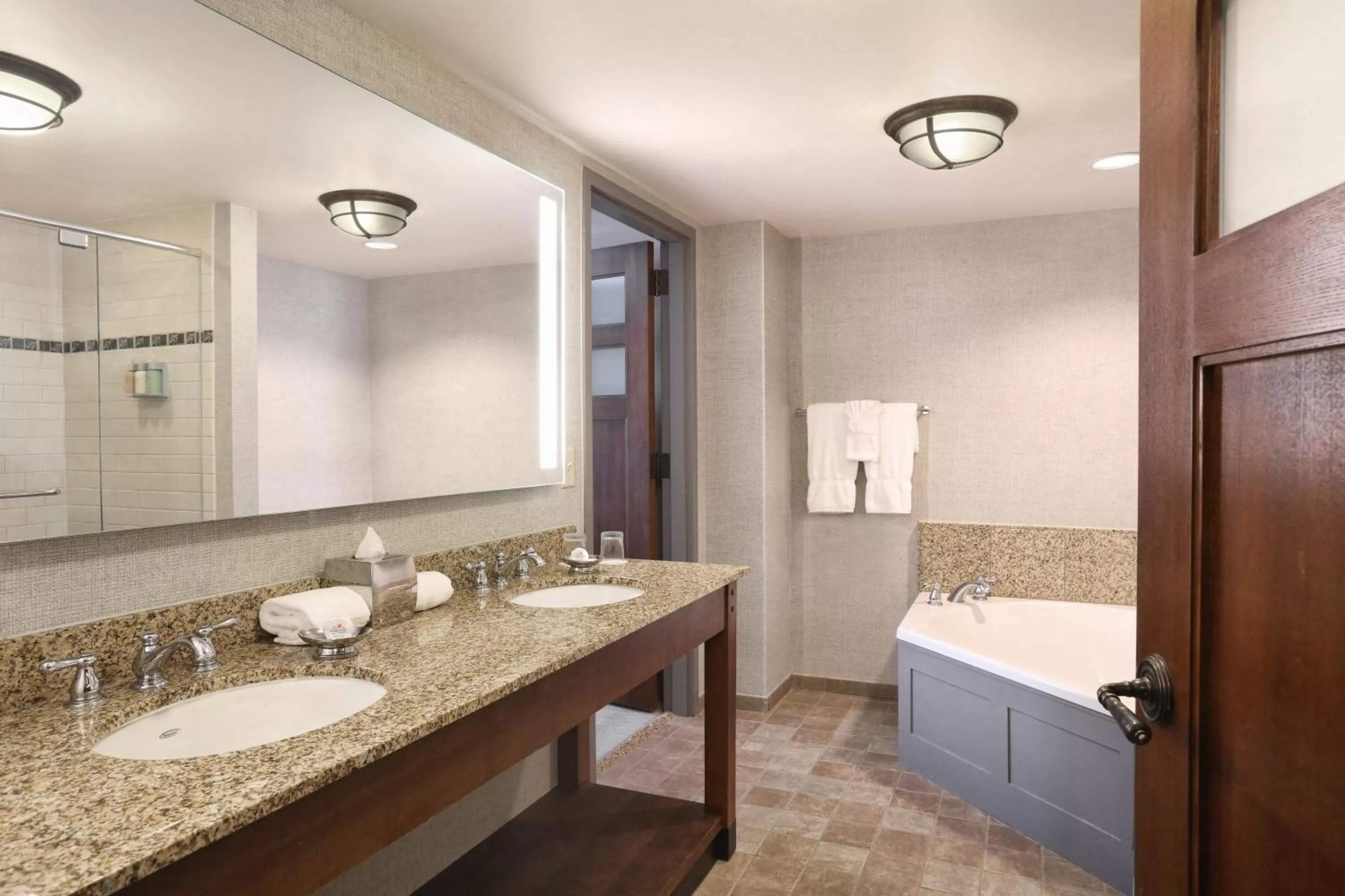 Bathroom, Bed in Callaway Resort & Gardens