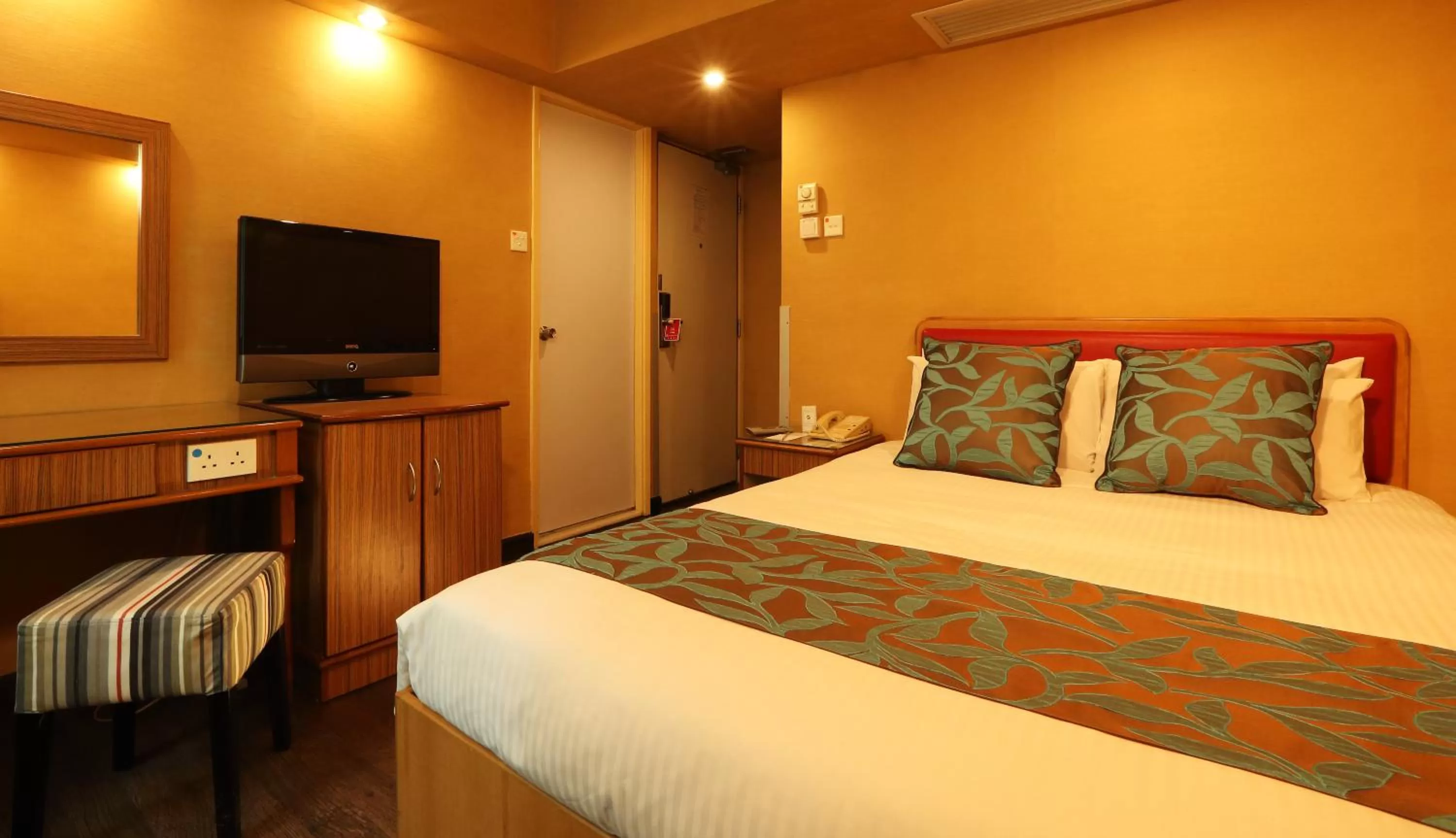 Photo of the whole room, Bed in The Imperial Hotel