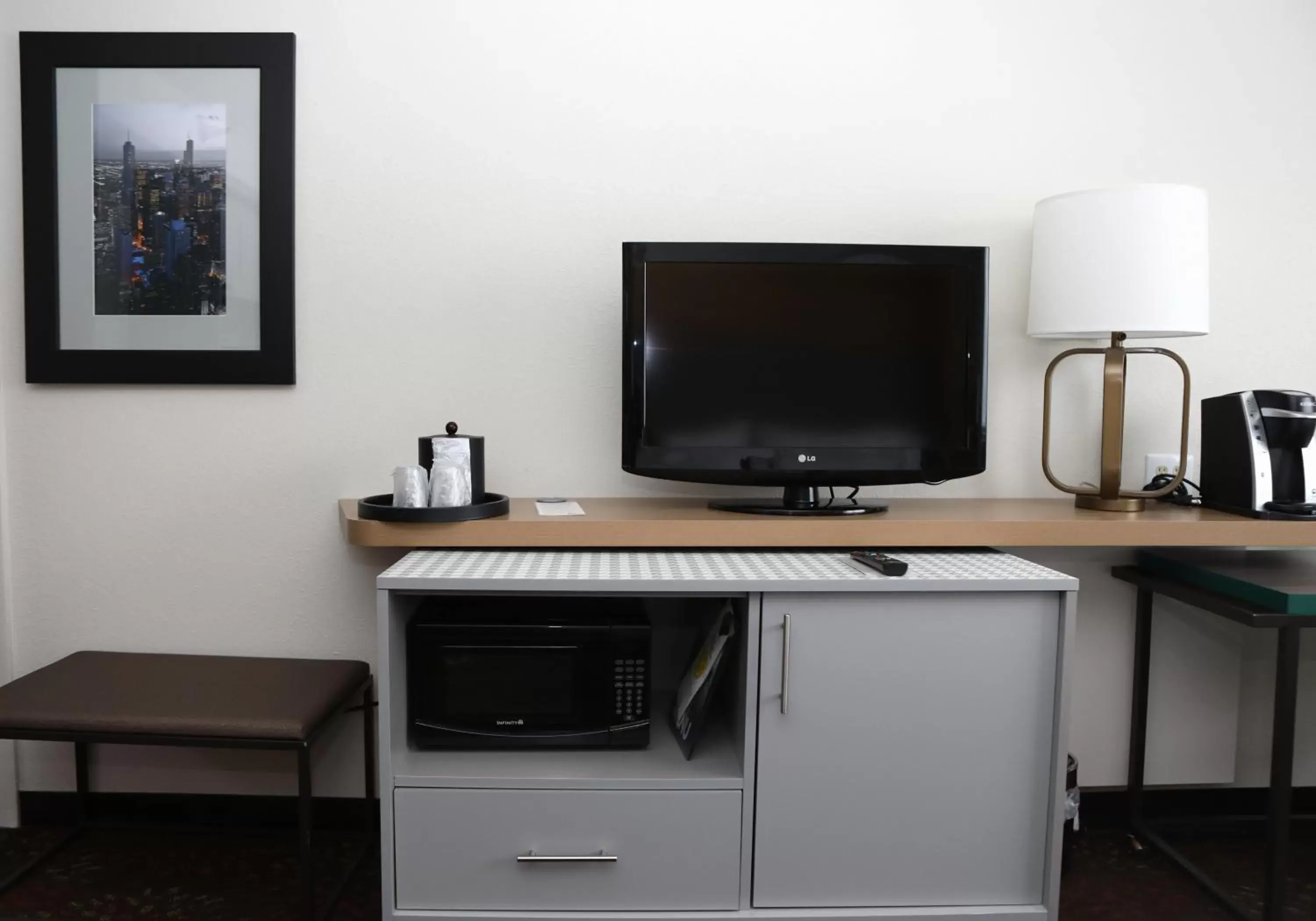 King Room - Mobility Access Tub - Non-Smoking in Holiday Inn O'Hare Area by IHG King Room - Mobility Access Tub - Non-Smoking in Holiday Inn O'Hare Area by IHG