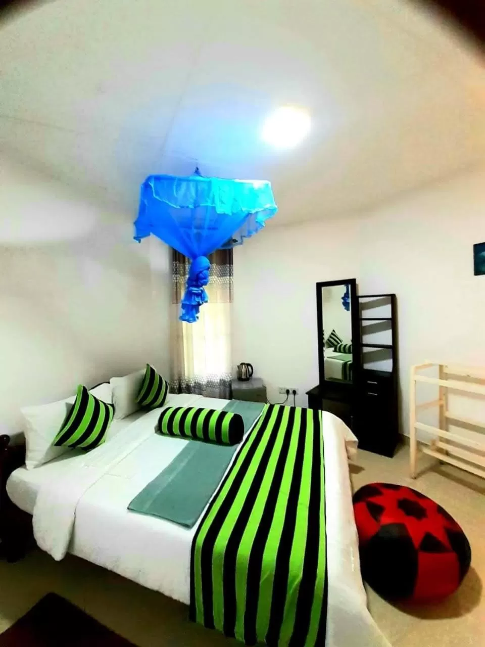 Bedroom, Bed in Green Lantern Inn