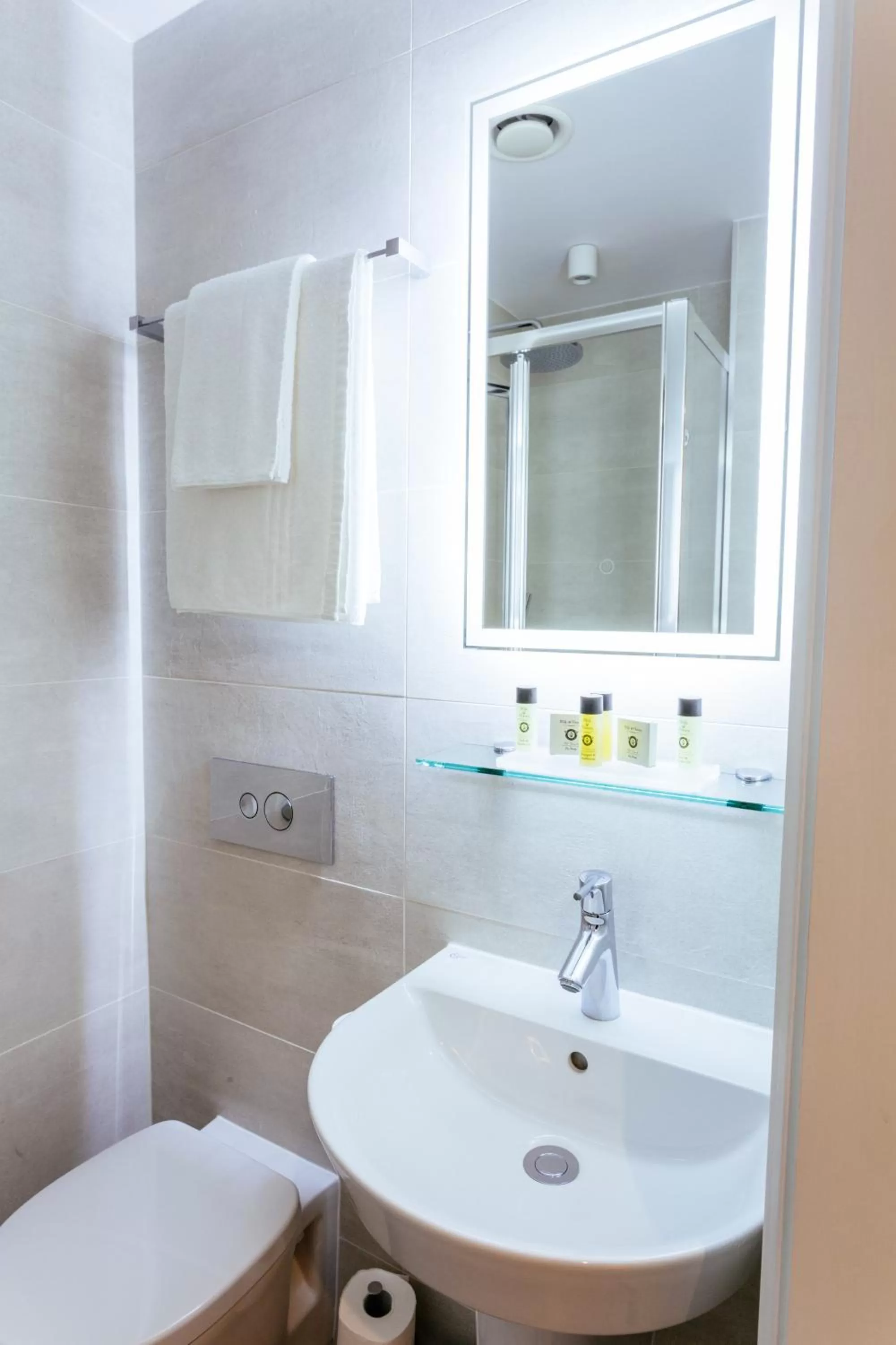 Toilet in Oliver Plaza Hotel