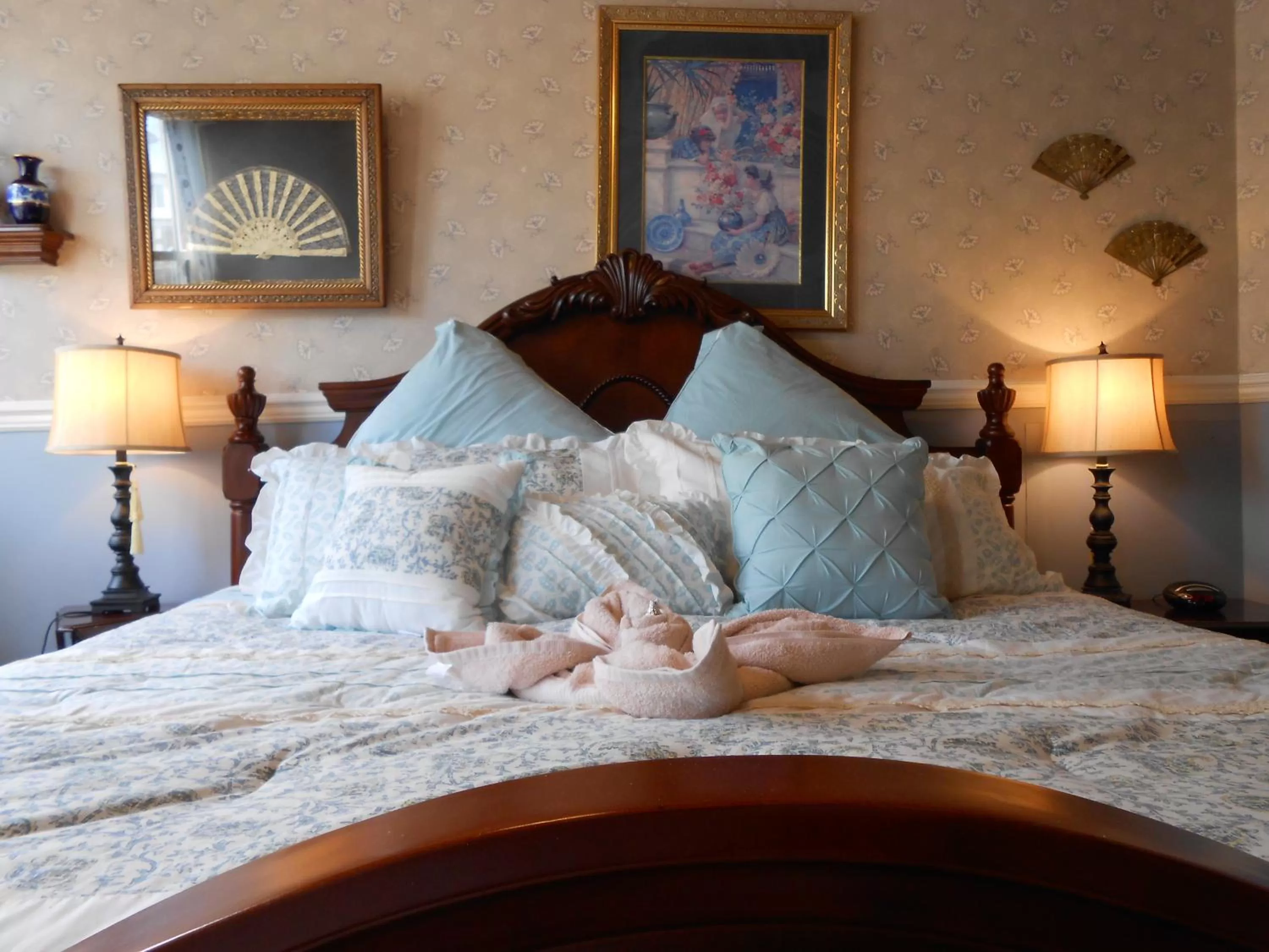 Bed in Angel of the Sea Bed and Breakfast