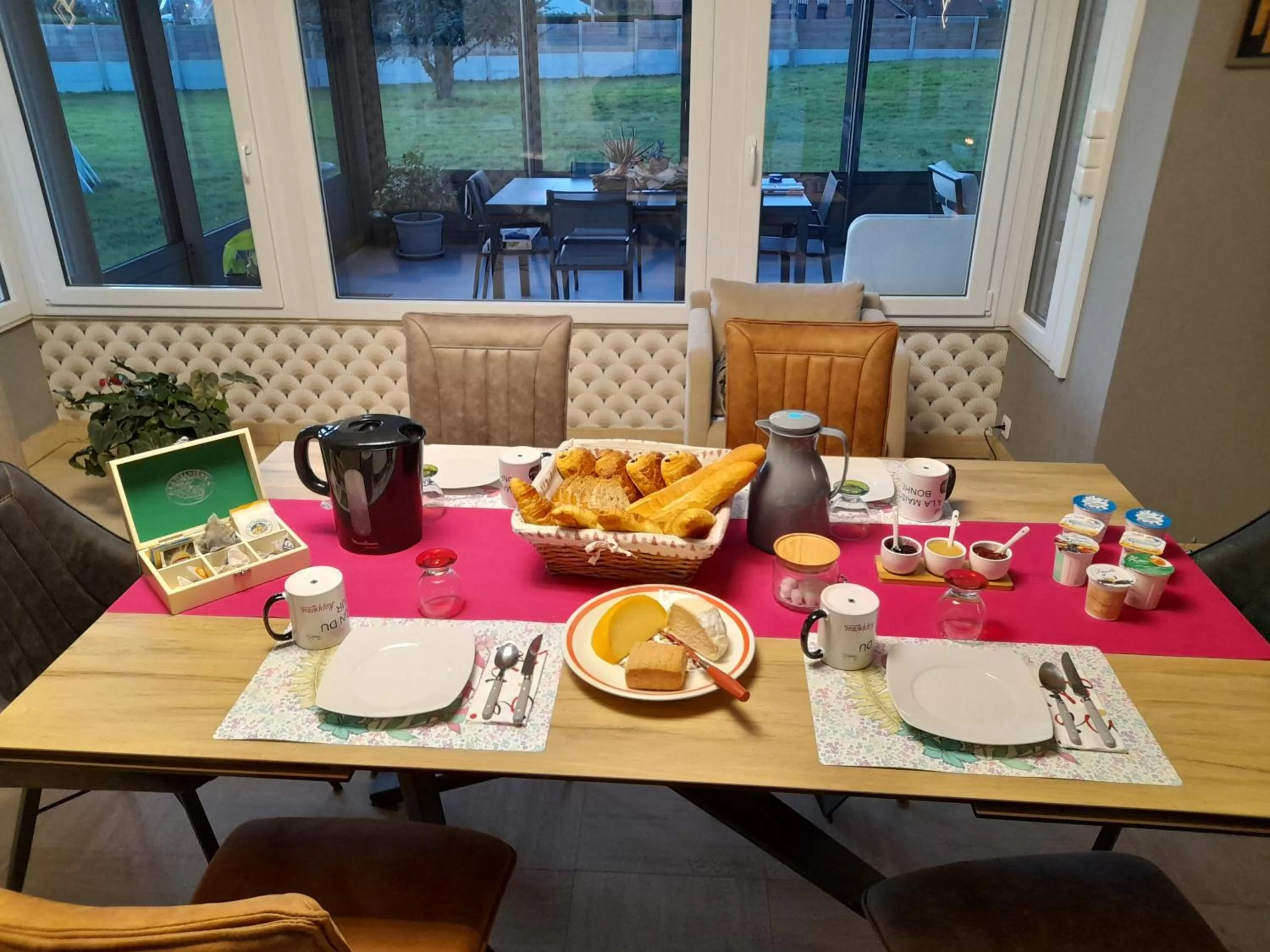 Breakfast in À La Maison Du Bonheur