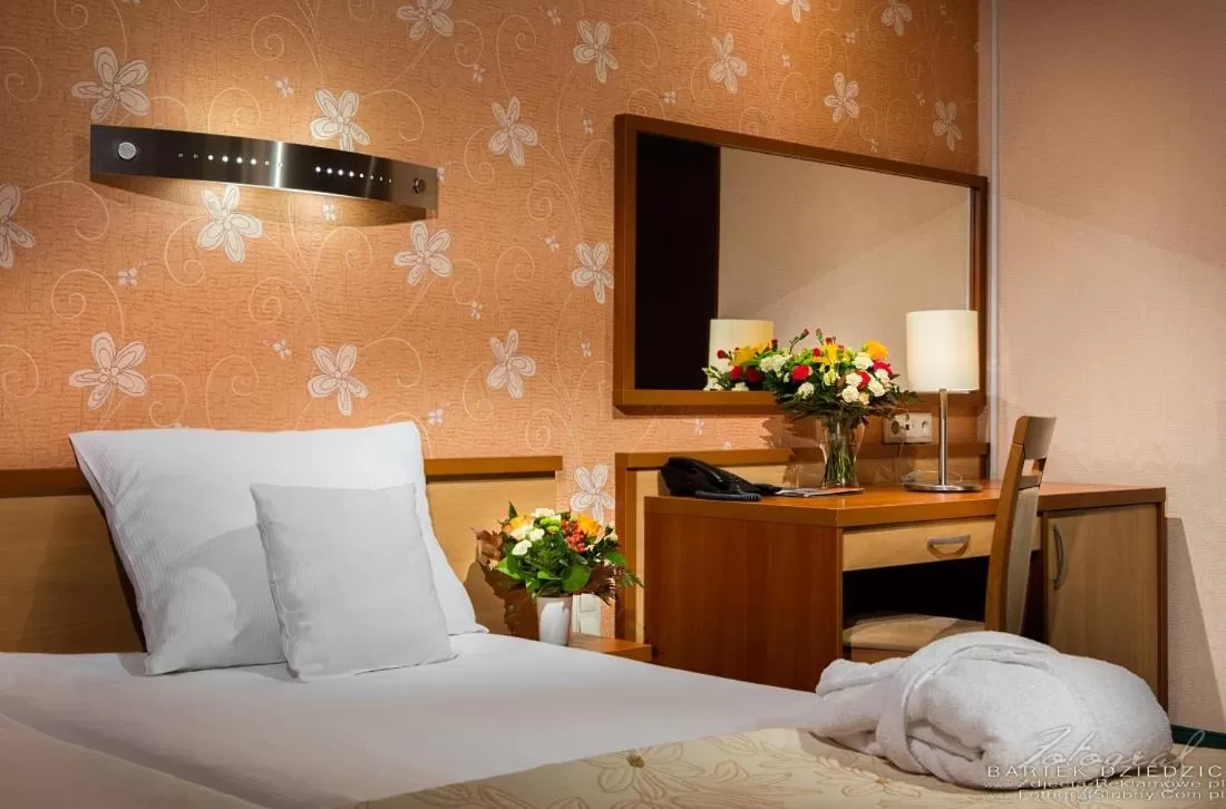 Photo of the whole room, Bed in Hotel Victor Pruszków DeSilva