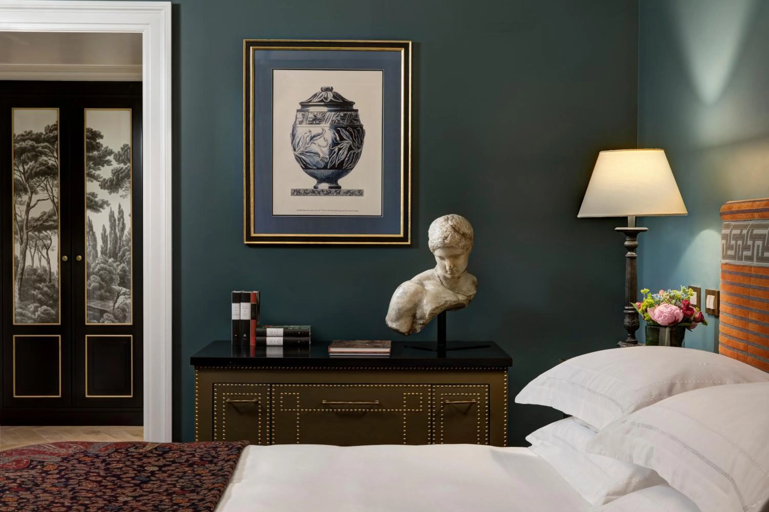 City view, Bed in Rocco Forte Hotel De La Ville