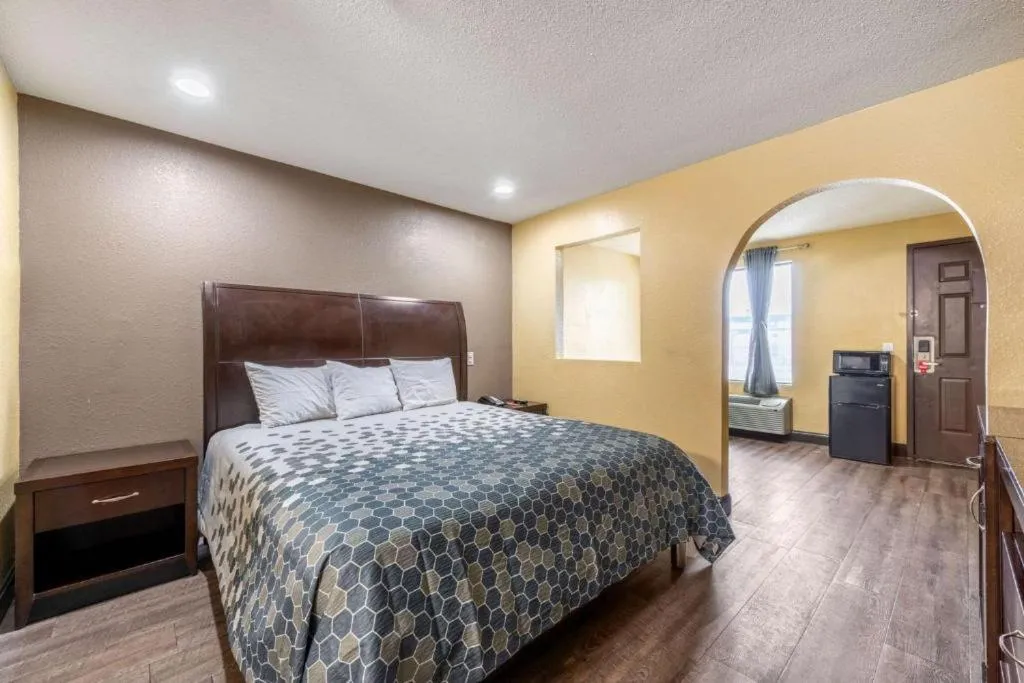 Bed in Southern Inn and Suites