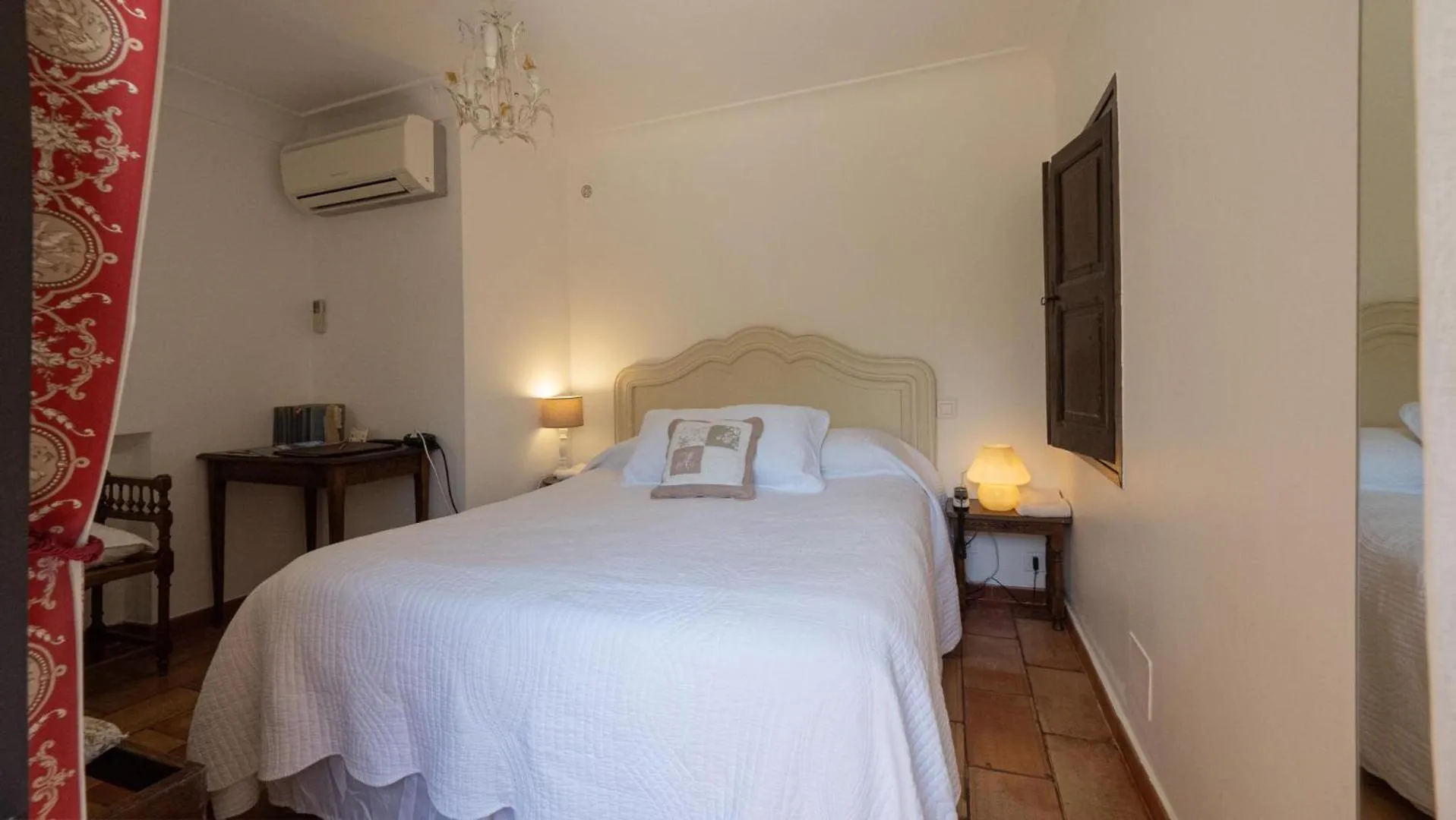 Bed in Hotel-Restaurant Le Moulin De La Camandoule