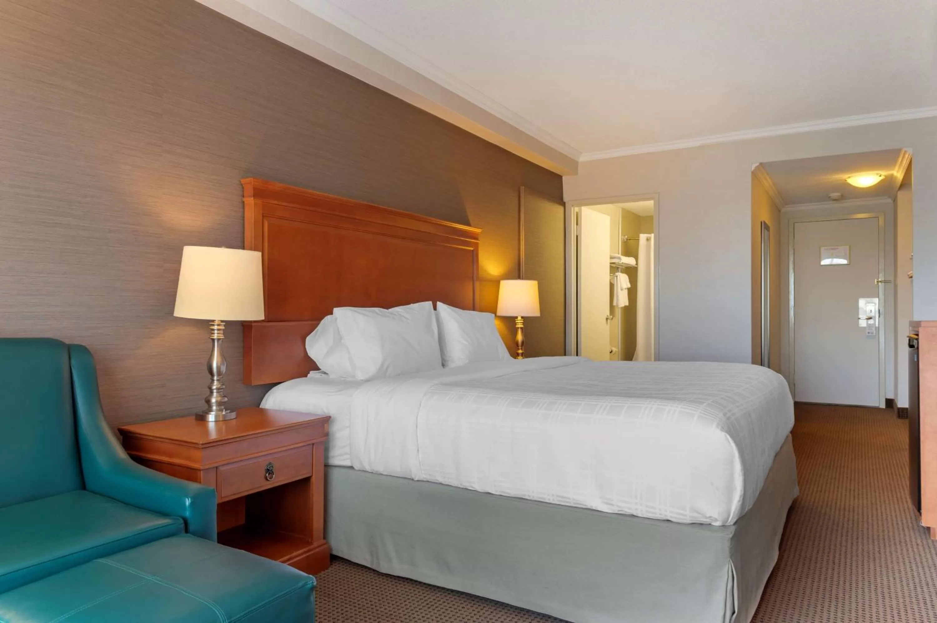Photo of the whole room, Bed in Best Western Plus Gatineau-Ottawa Downtown