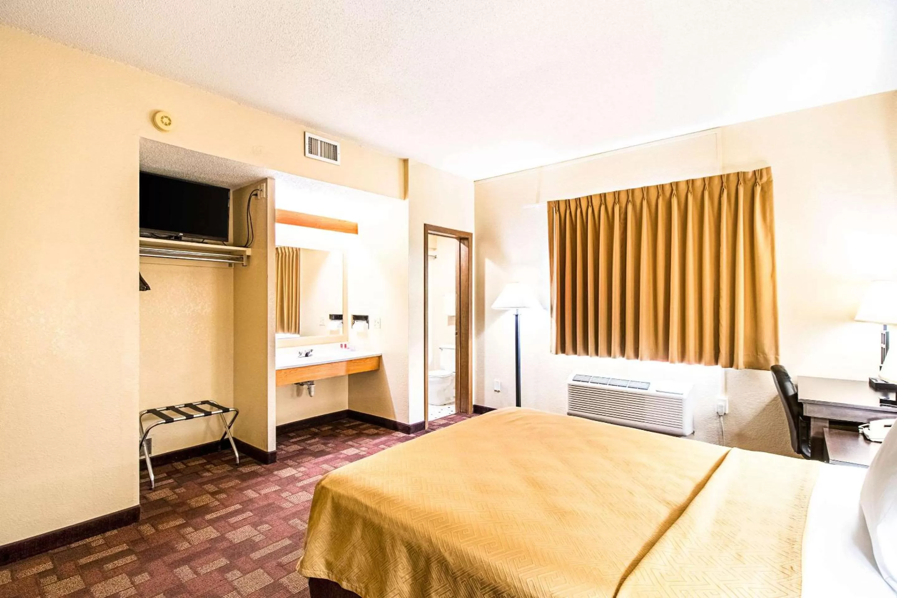 Photo of the whole room, Bed in Econo Lodge Watertown