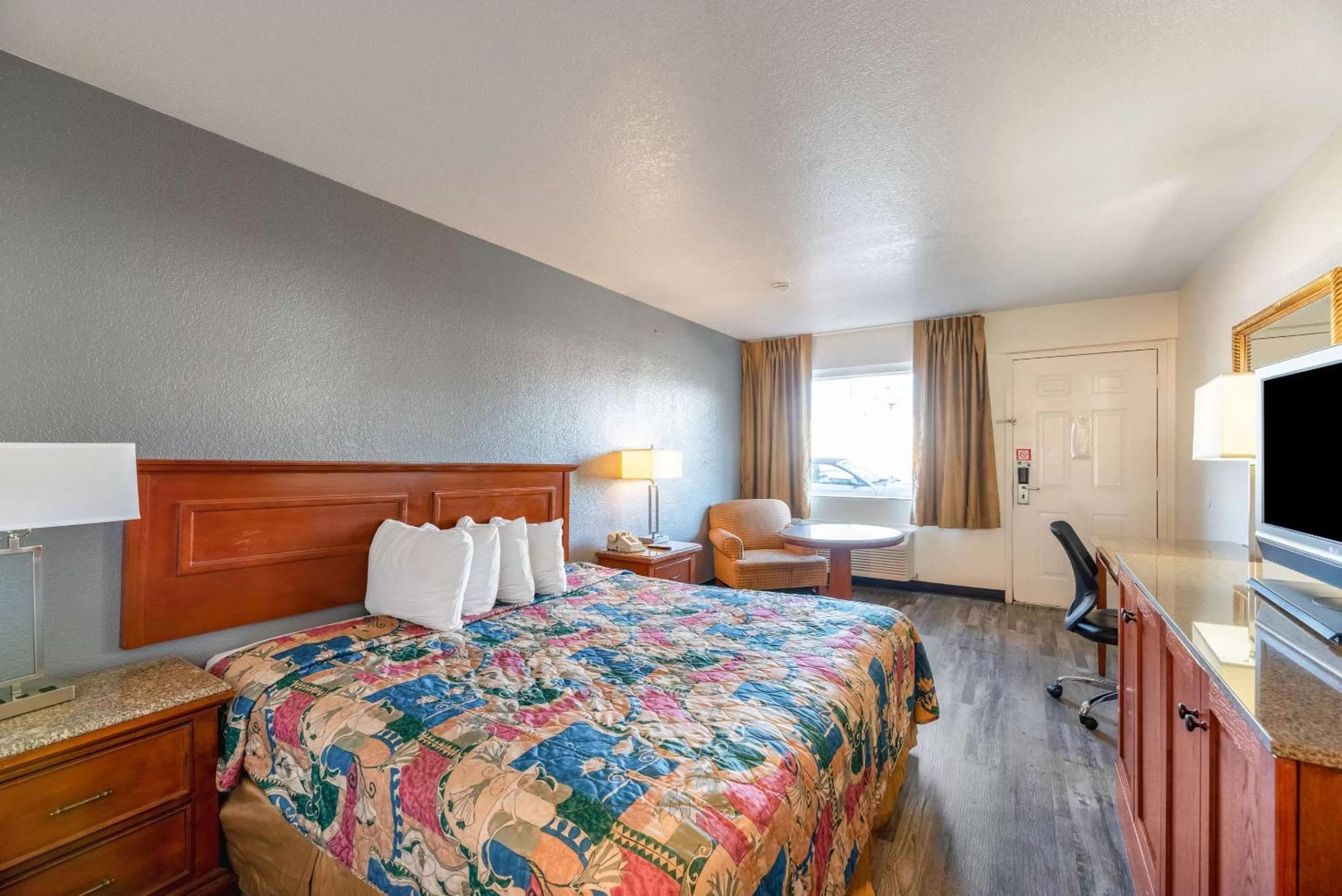 Photo of the whole room, Bed in Econo Lodge Phoenix North I-17