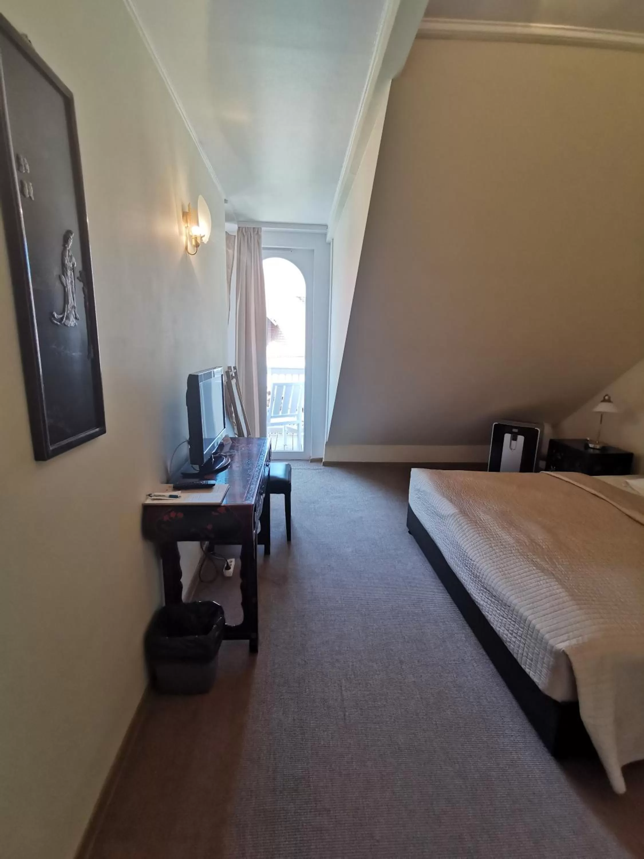 Photo of the whole room, TV/Entertainment Center in Hotel Zhong Hua