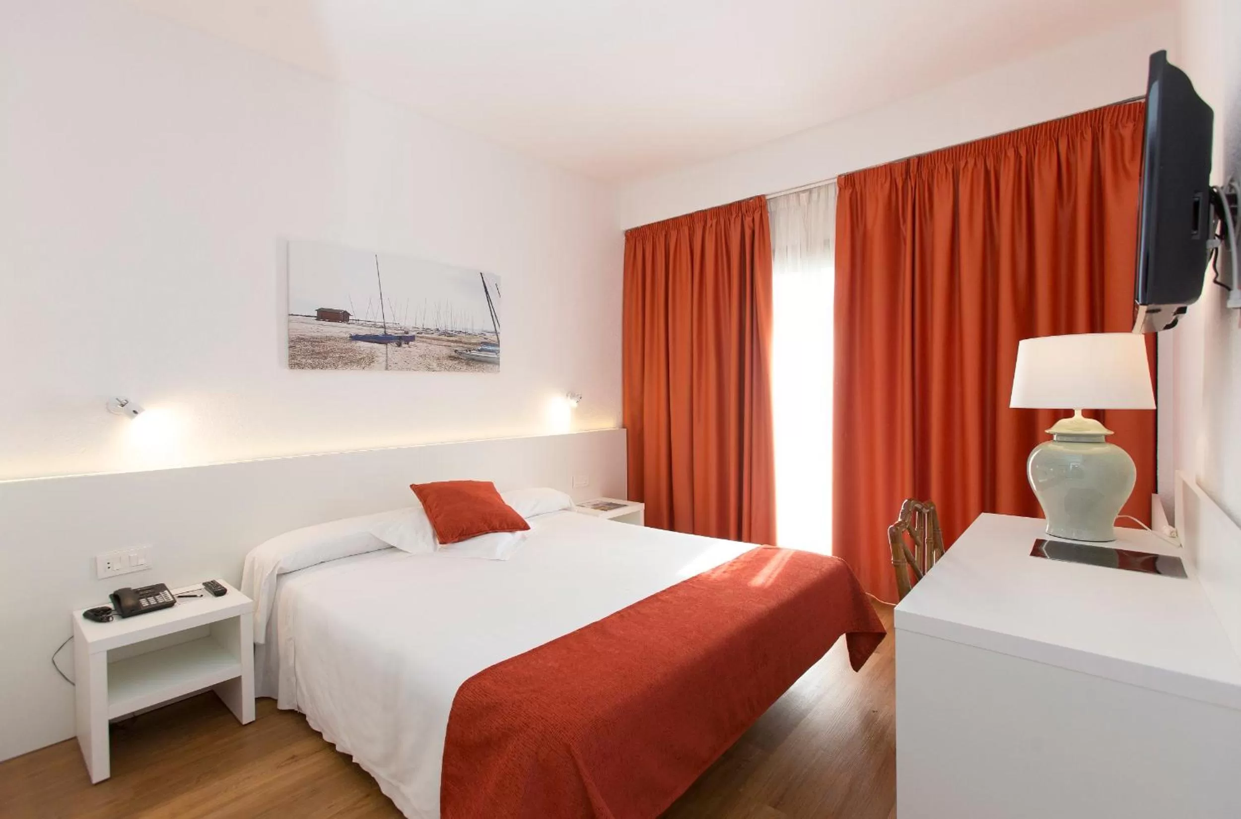 Photo of the whole room, Bed in Intelier Orange