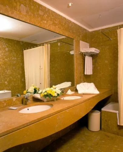 Bathroom, Bed in Hotel do Elevador