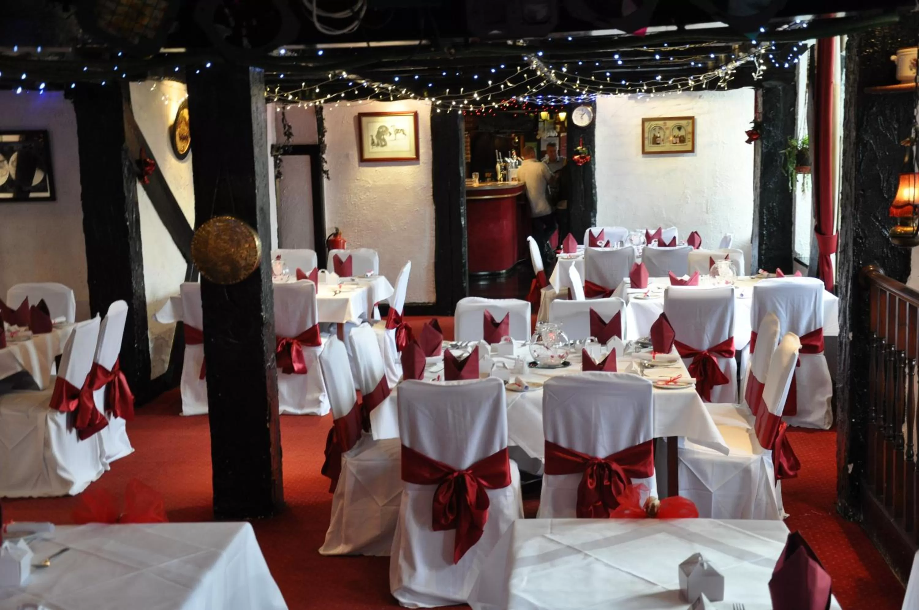 Restaurant/places to eat in The Roundabout Hotel