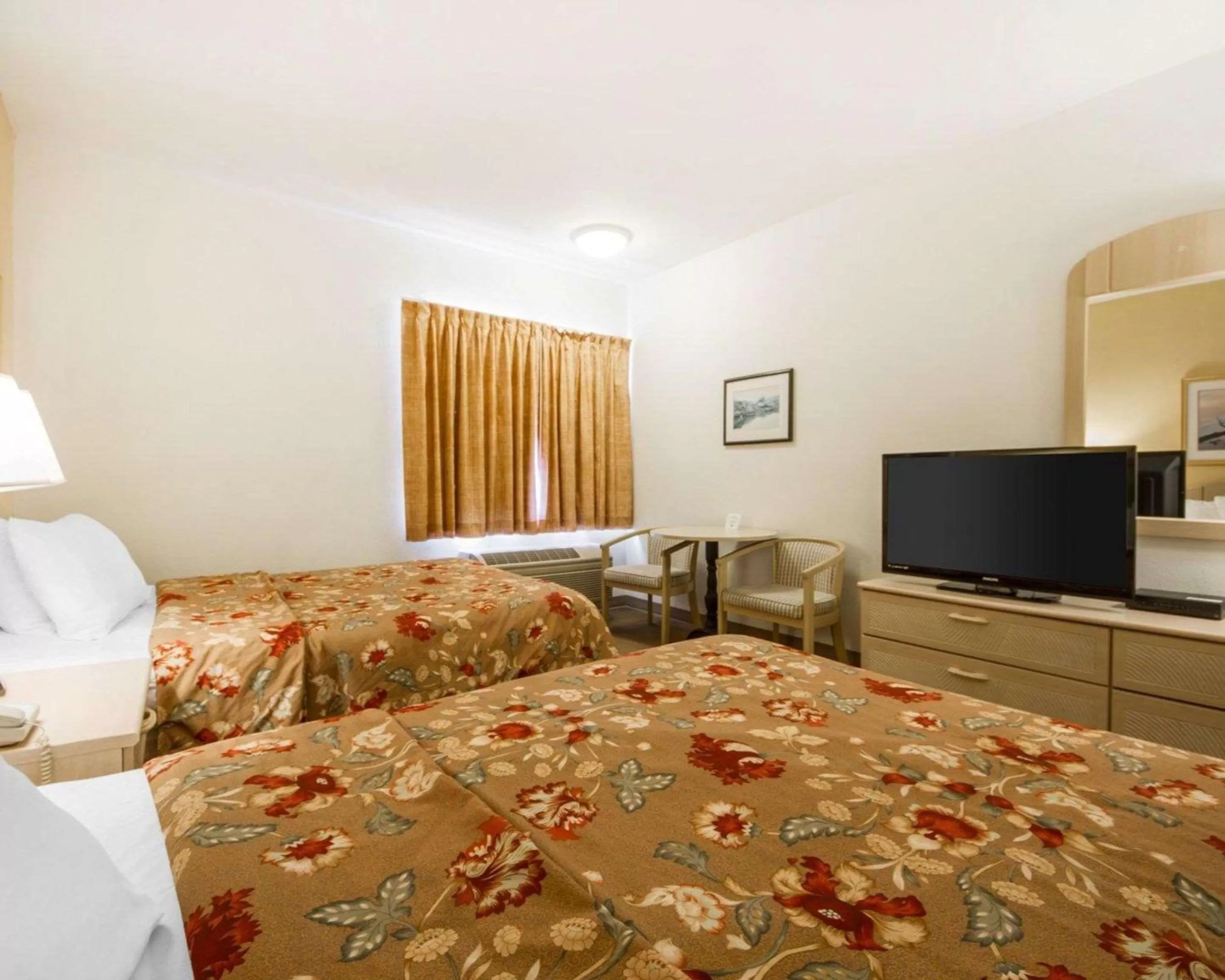 Photo of the whole room, Bed in Rodeway Inn