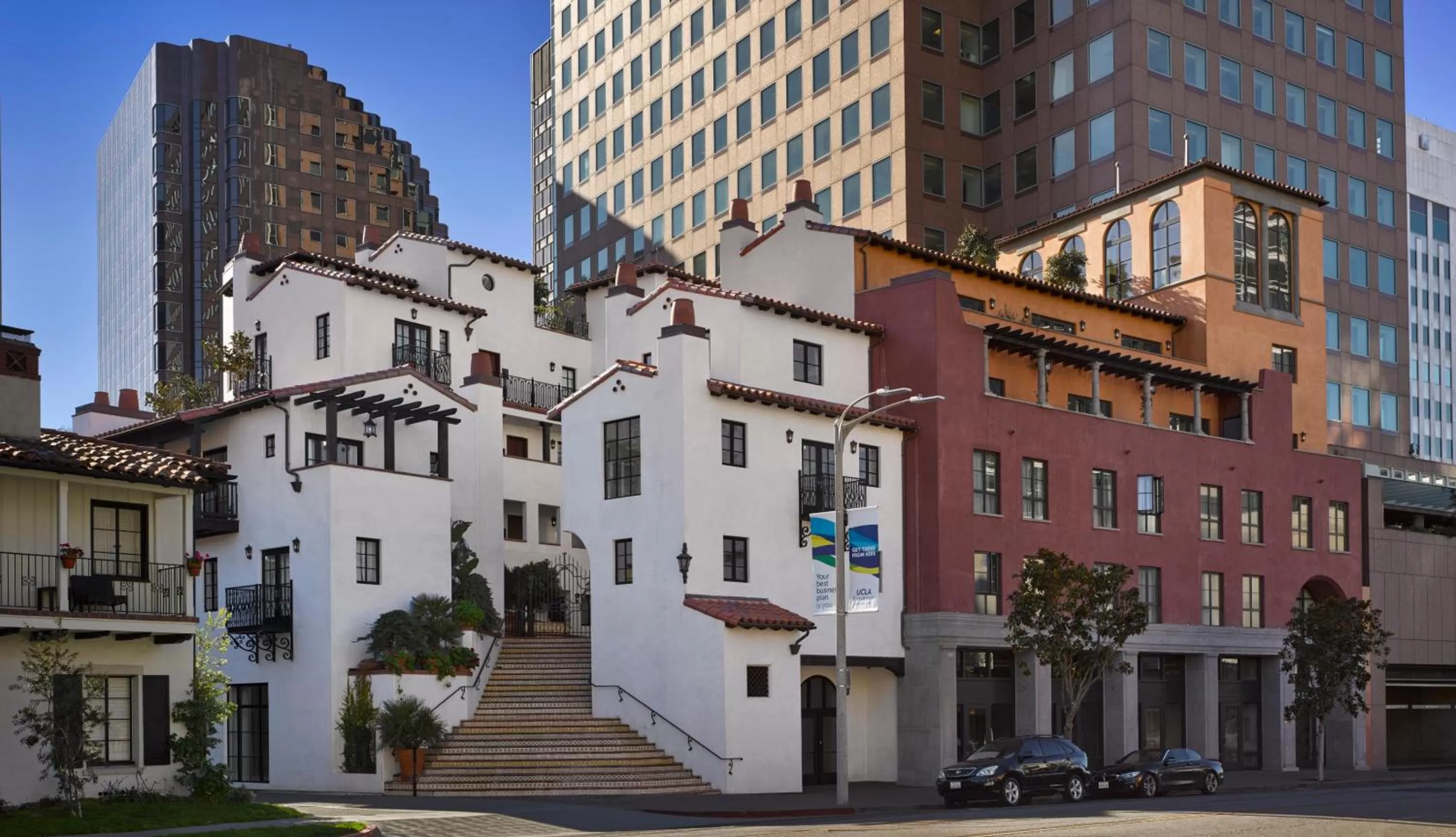 Property building in Plaza la Reina