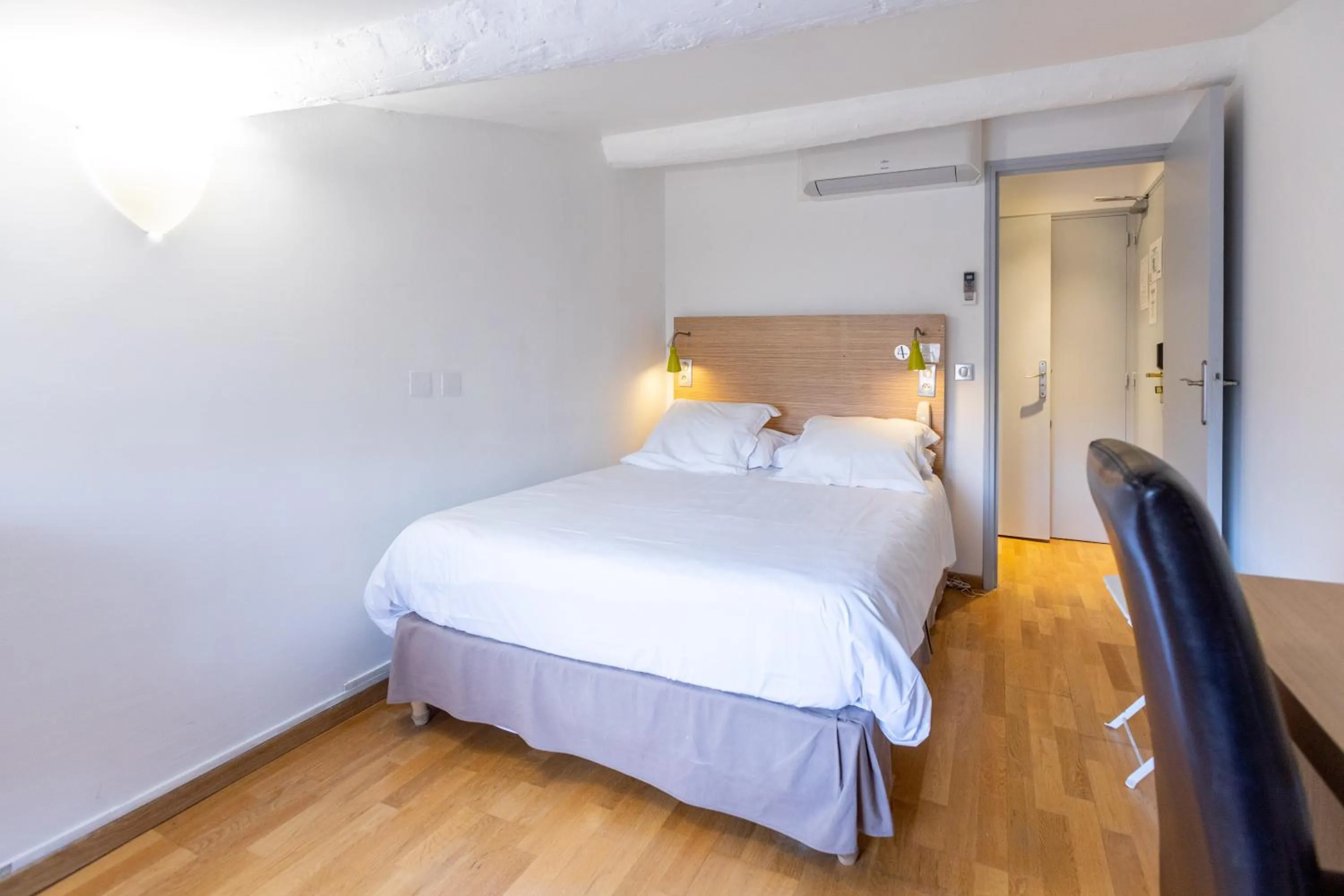 Bed in Hôtel Edmond Rostand