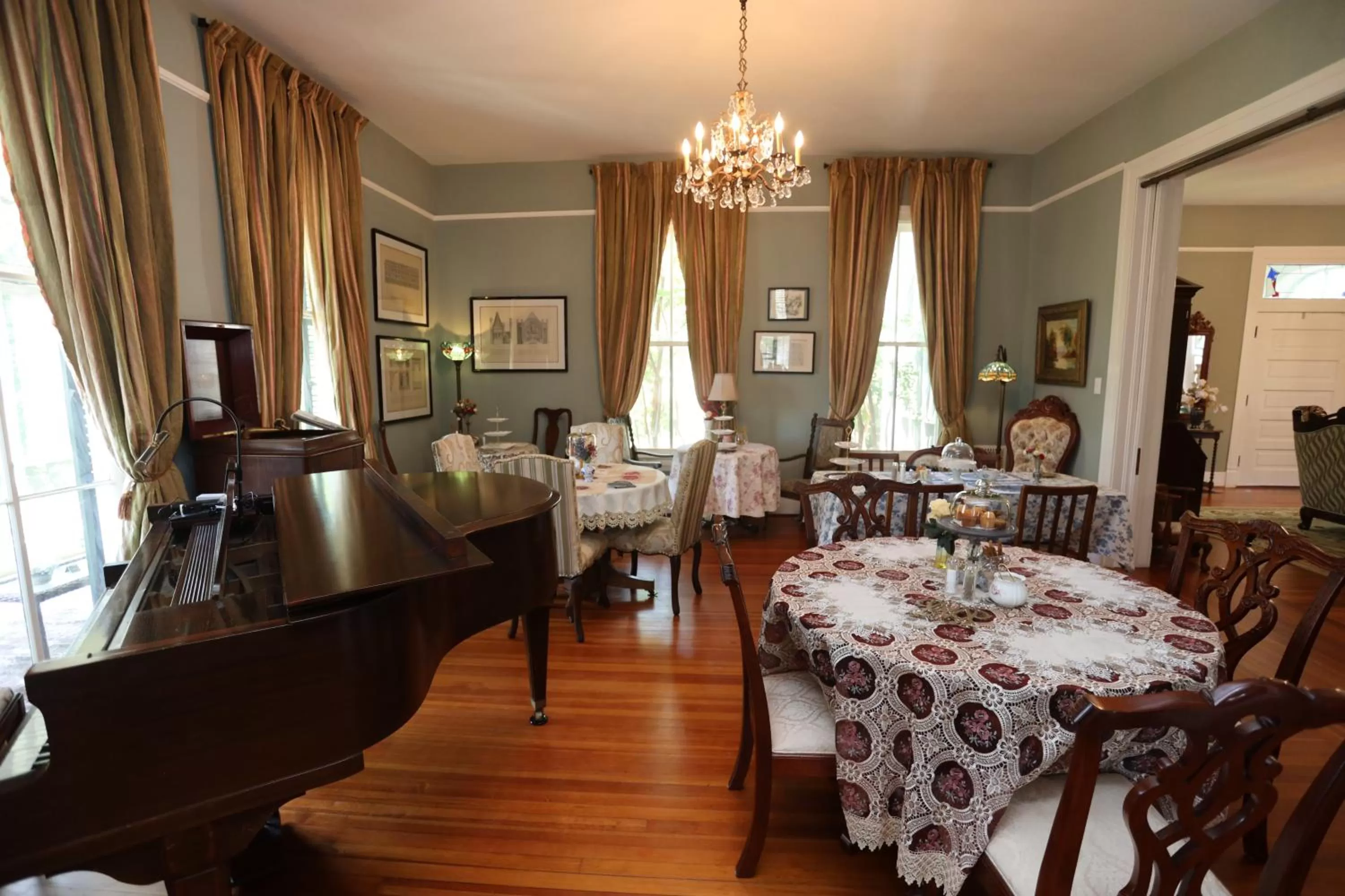 Restaurant/Places to Eat in Virginia Point INN