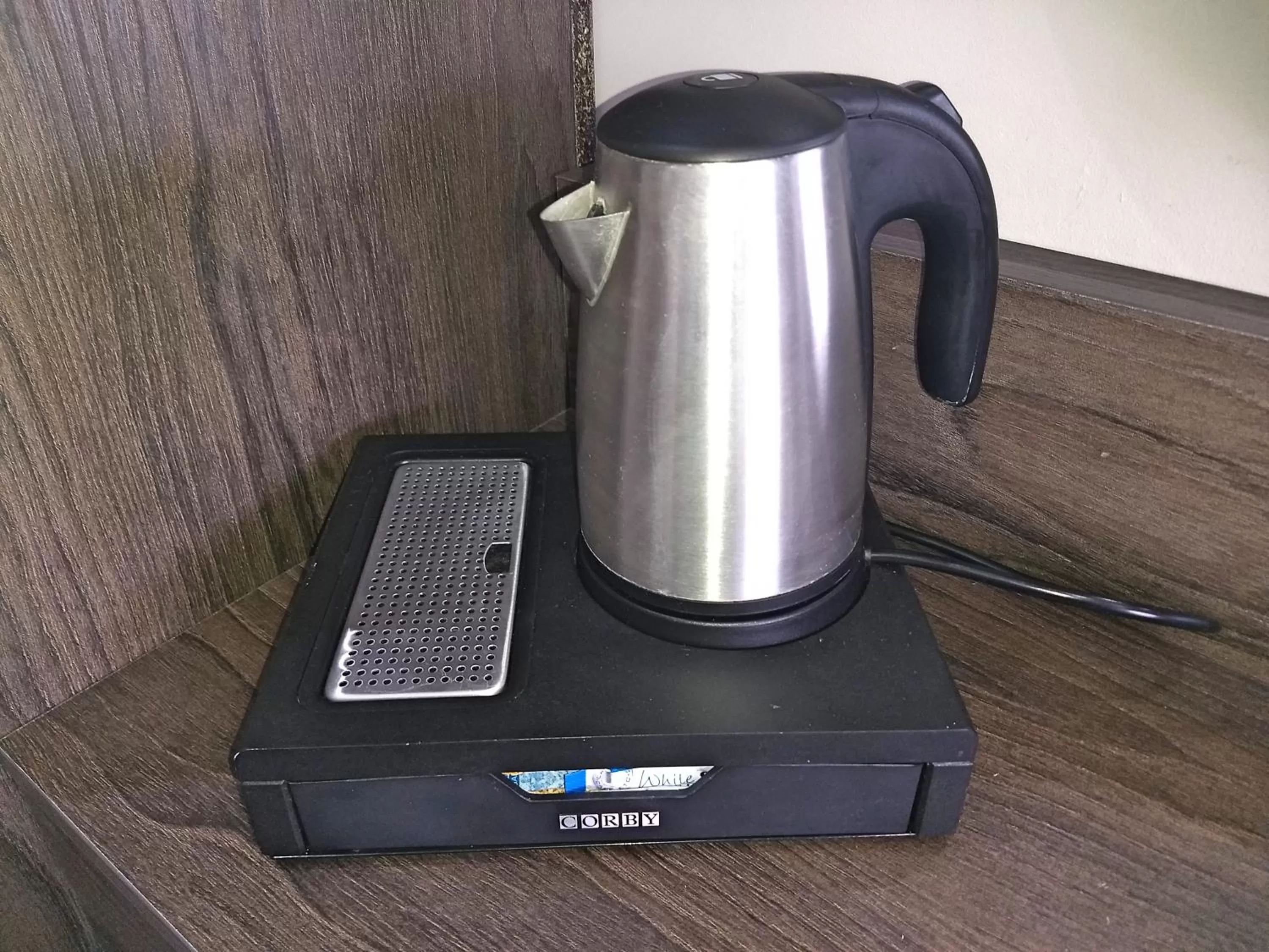 Coffee/tea facilities in Garden Court Hotel