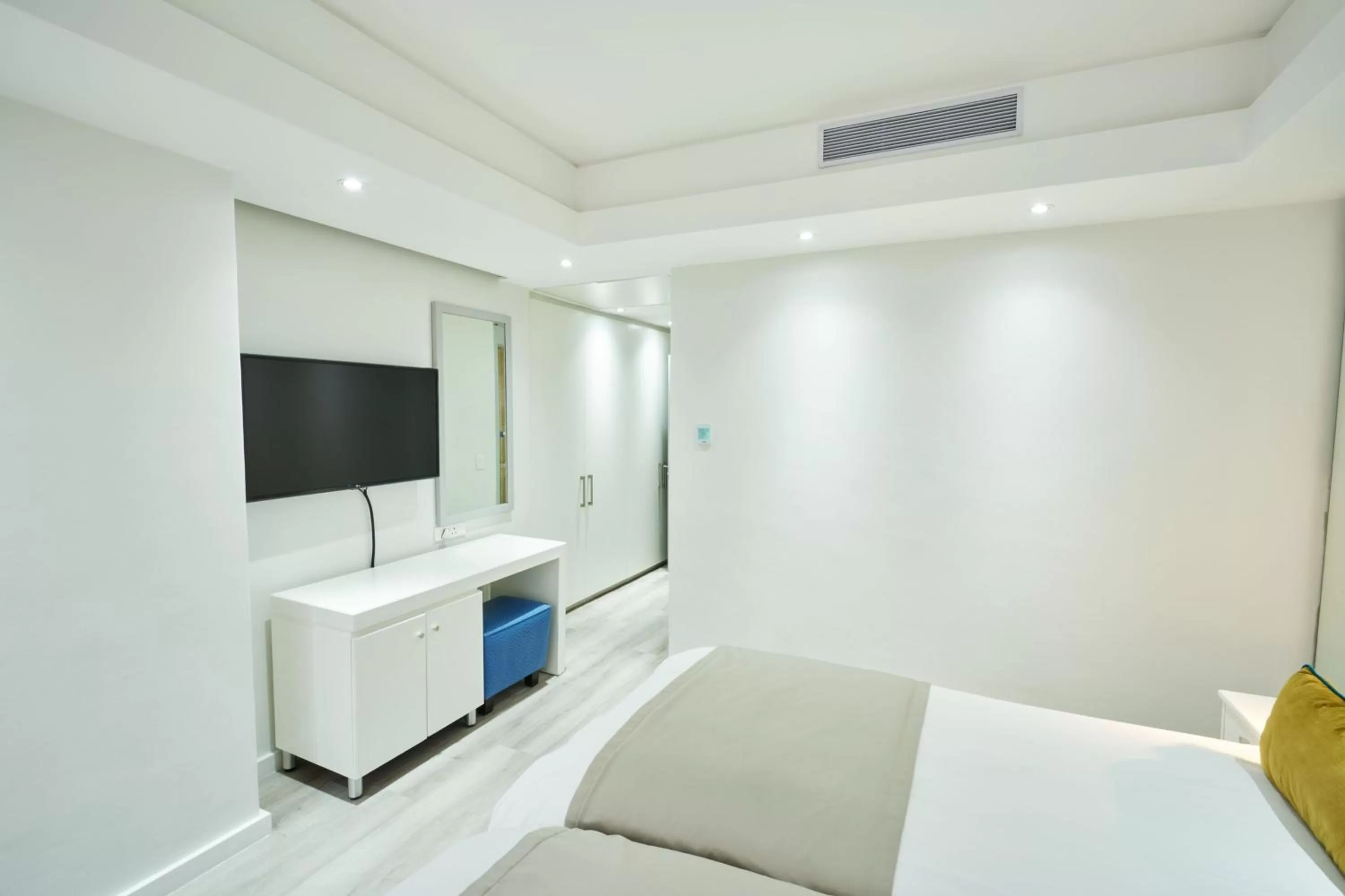 Photo of the whole room, Bed in Protea Hotel by Marriott Cape Town North Wharf