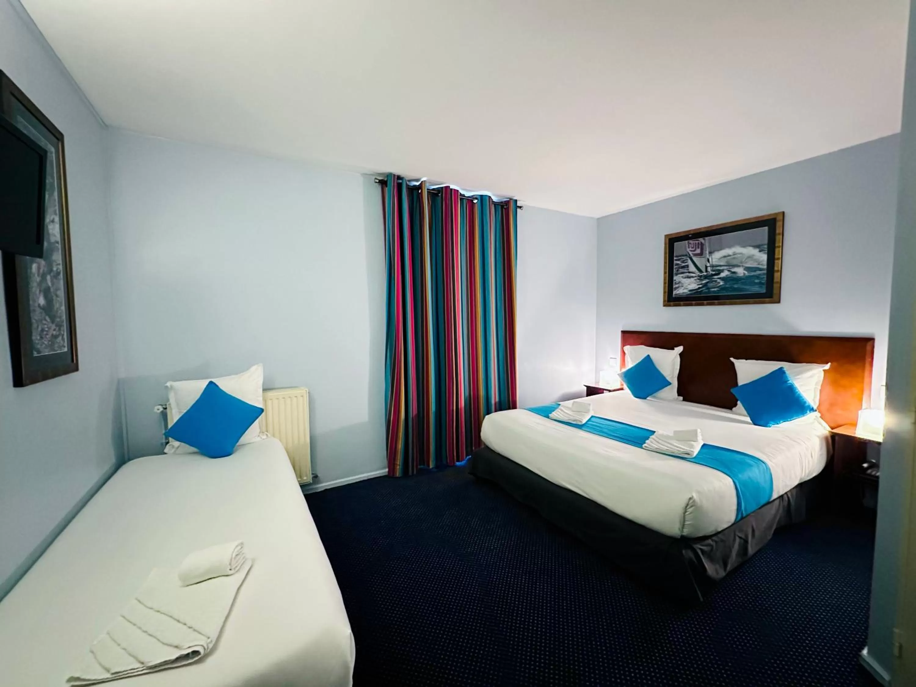 Bed in Hotel Bellevue Montmartre