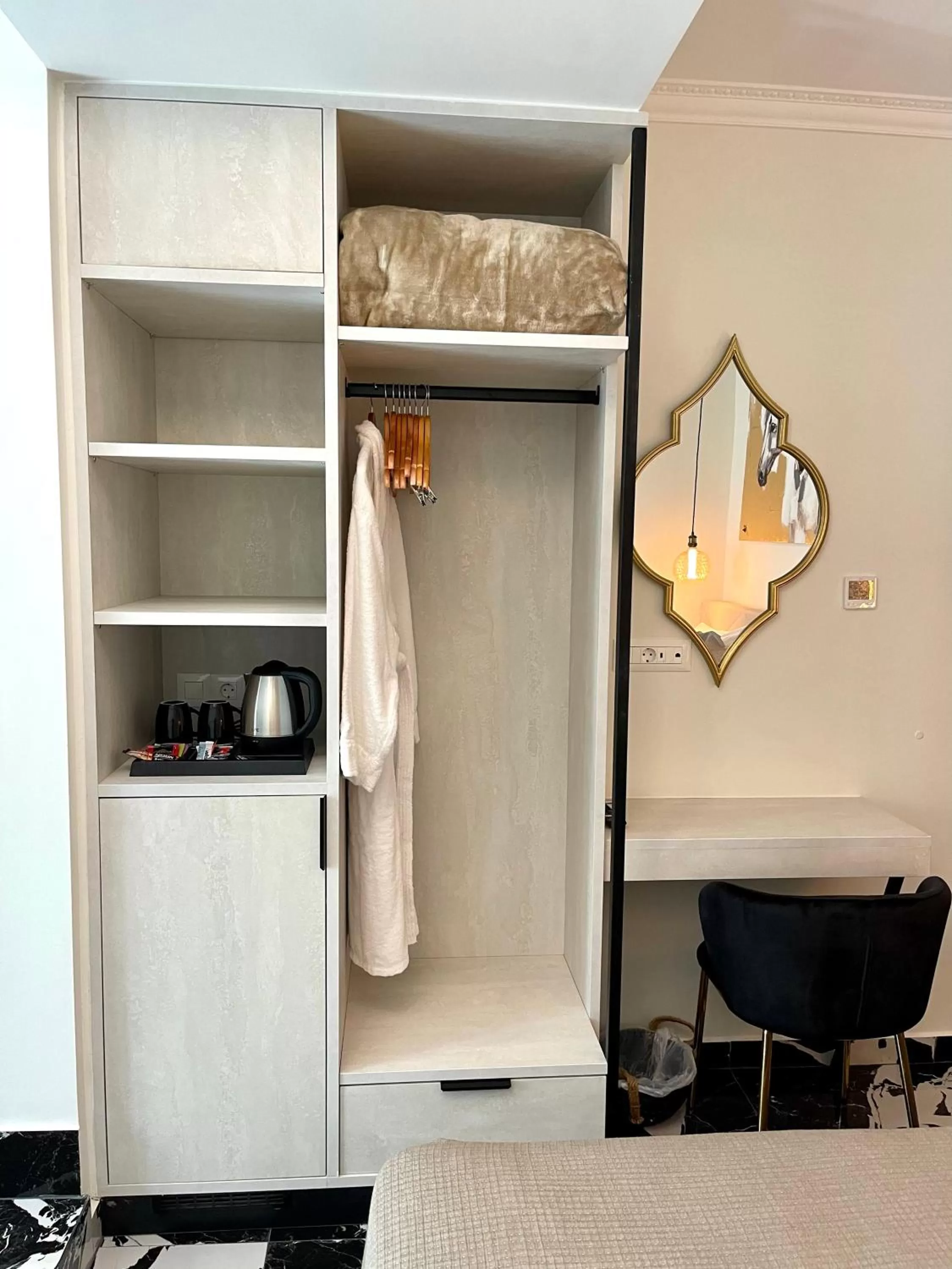 Coffee/tea facilities in Aesthesis Arxontiko Luxury Rooms