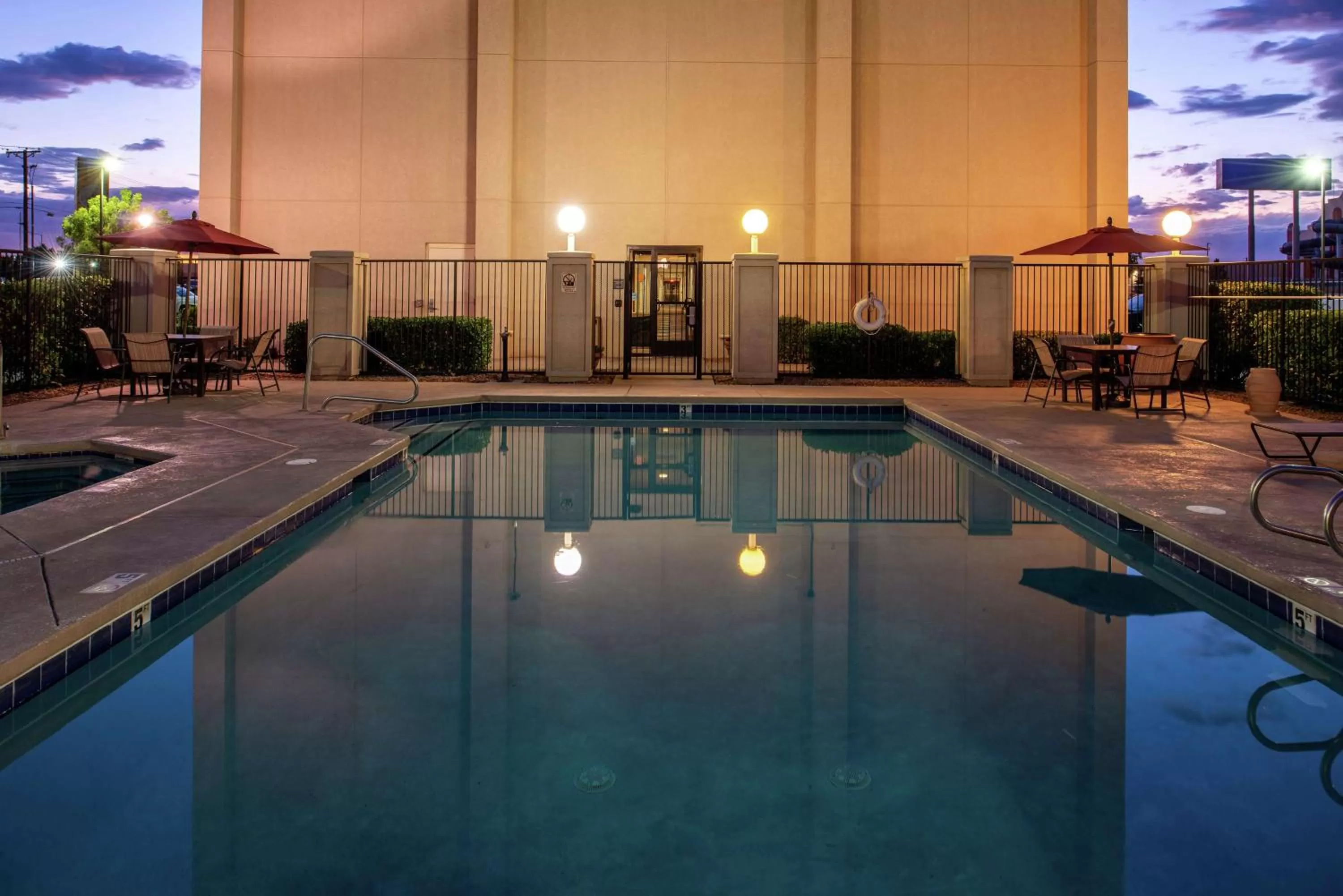 Pool view in Hampton Inn Albuquerque - University/Midtown