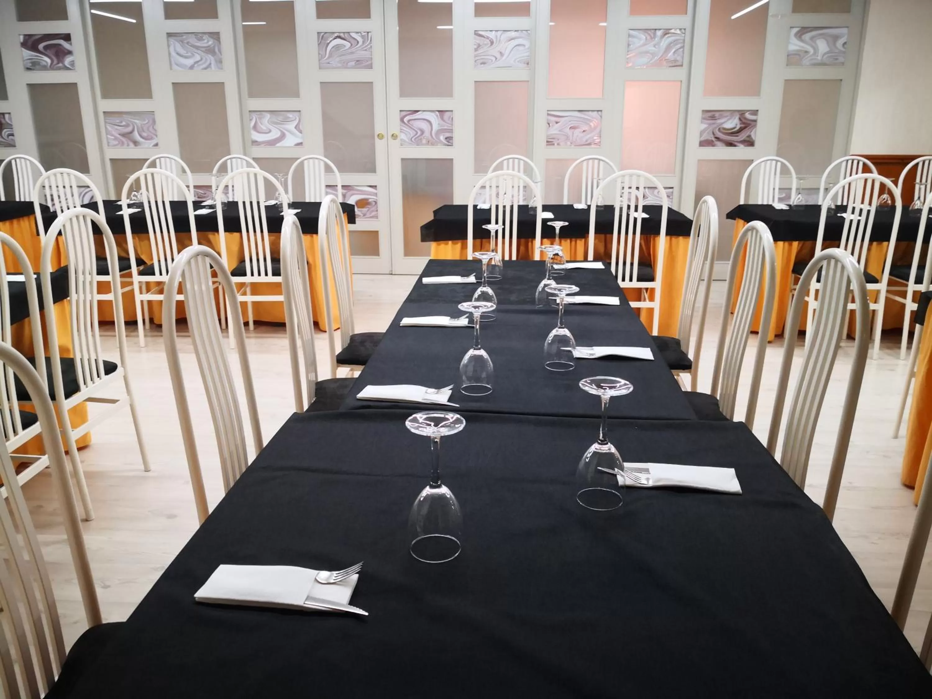 Restaurant/places to eat in Hotel Aro'S