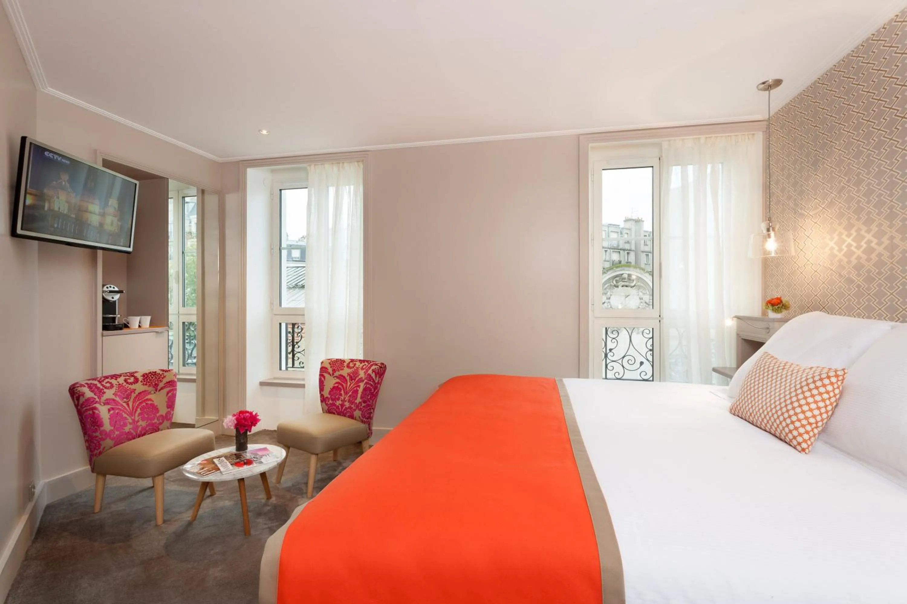 Photo of the whole room, Bed in Hôtel Vic Eiffel