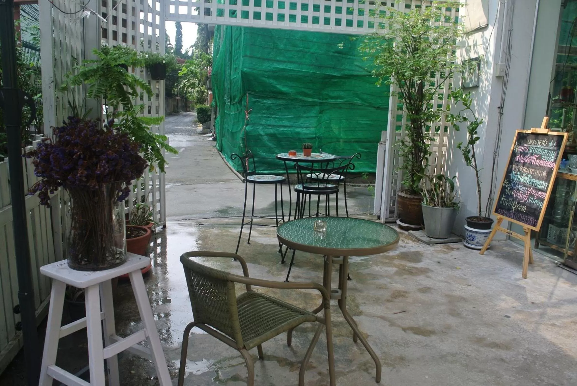 Restaurant/places to eat in Oriental Smile Hotel