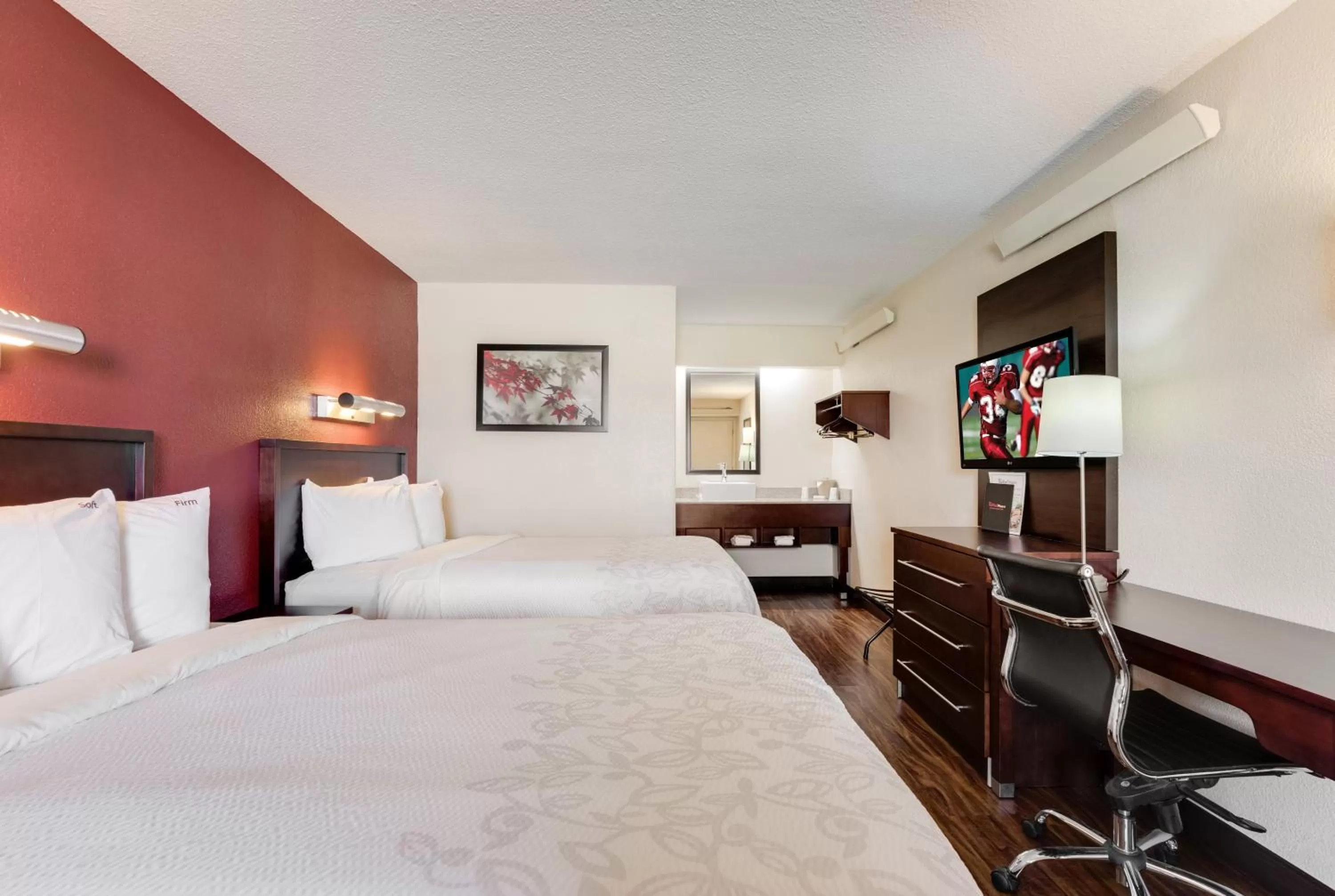 Photo of the whole room, Bed in Red Roof Inn PLUS+ Chicago - Northbrook/Deerfield