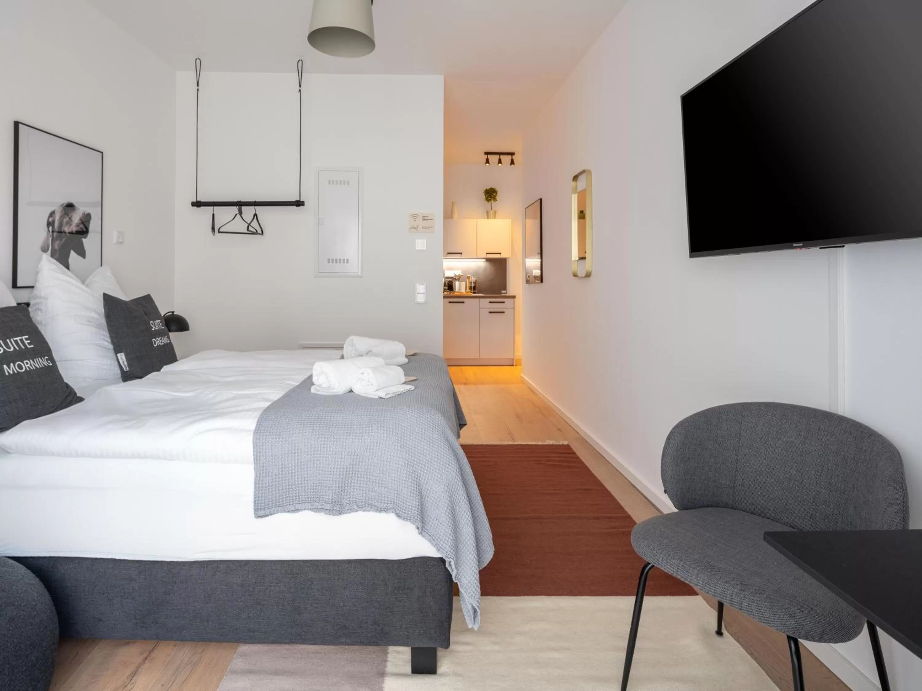 Photo of the whole room, Bed in Limehome Frankfurt Gutleutstraße - Digital Access