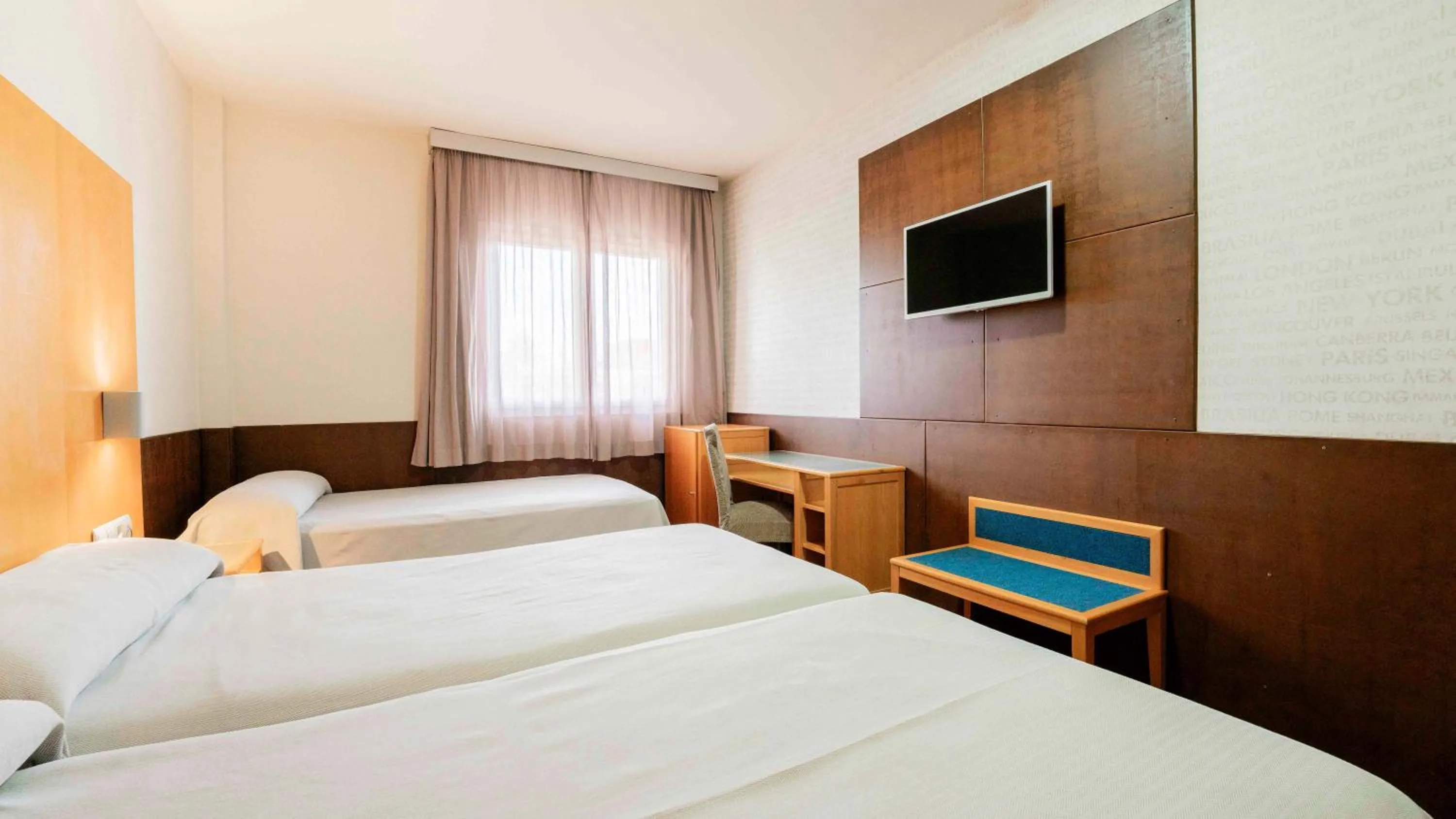 Photo of the whole room, Bed in Checkin Camino de Granada