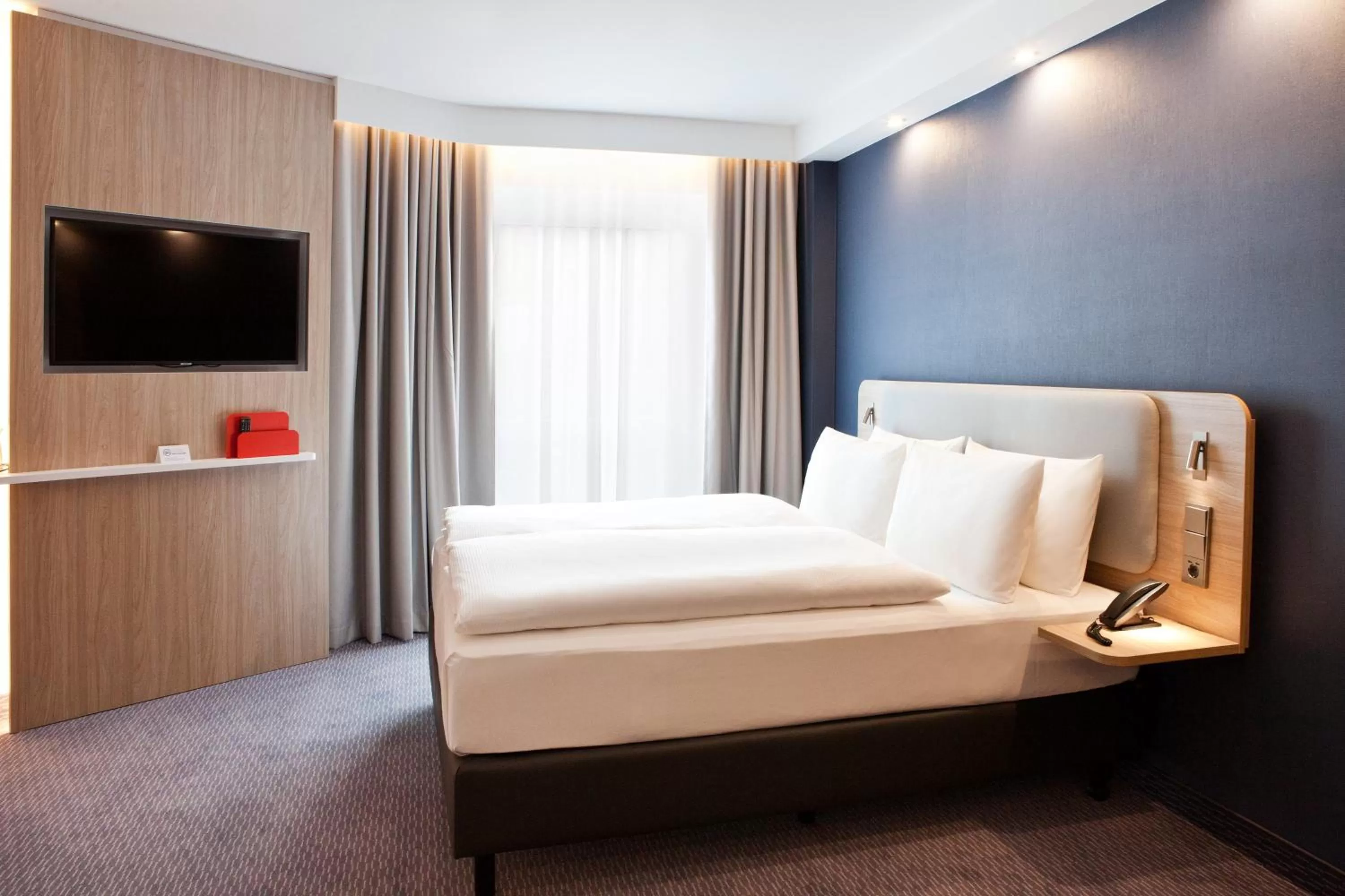 Photo of the whole room, Bed in Holiday Inn Express Munich - Olympiapark by IHG