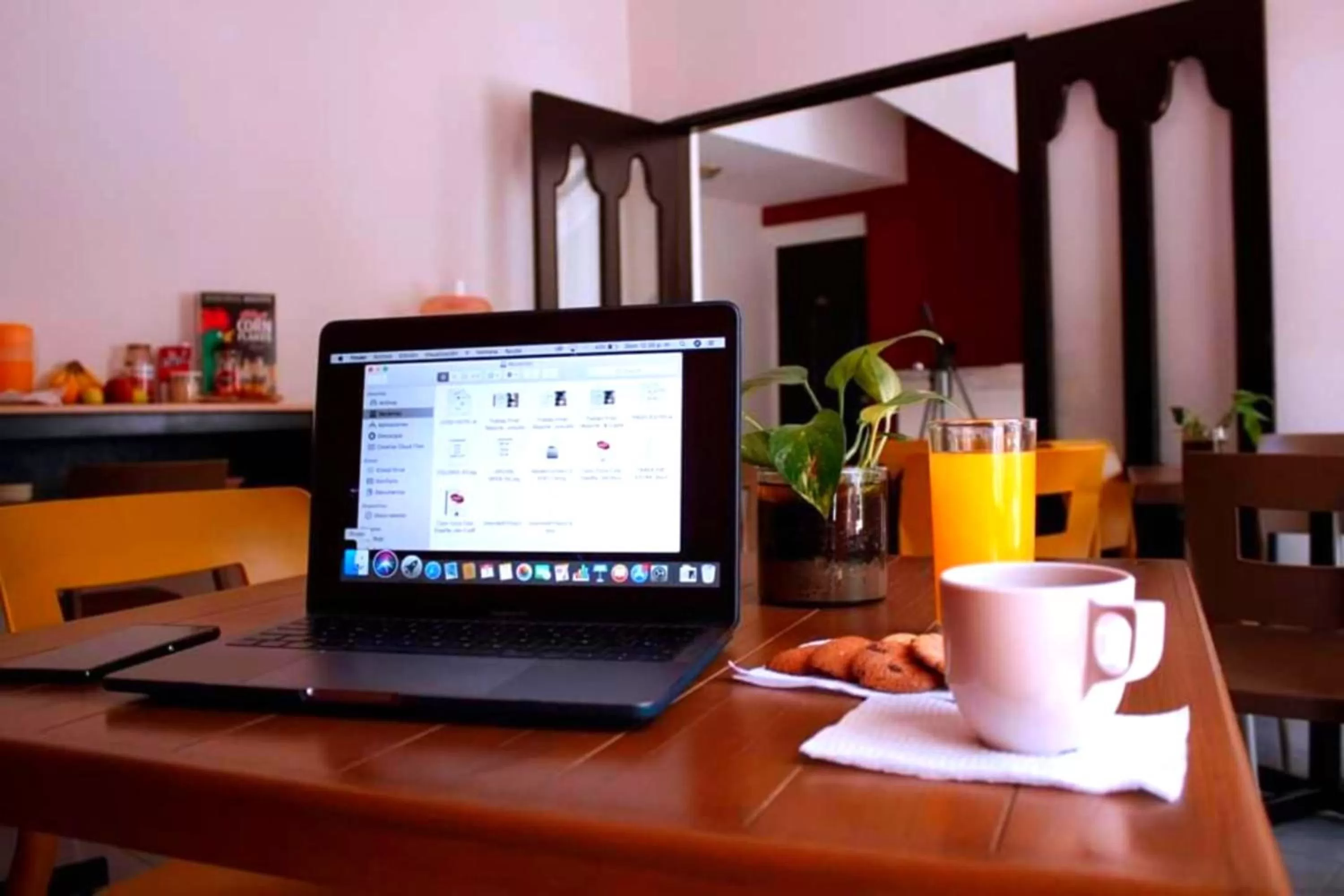 Breakfast, TV/Entertainment Center in Hotel del Bosque