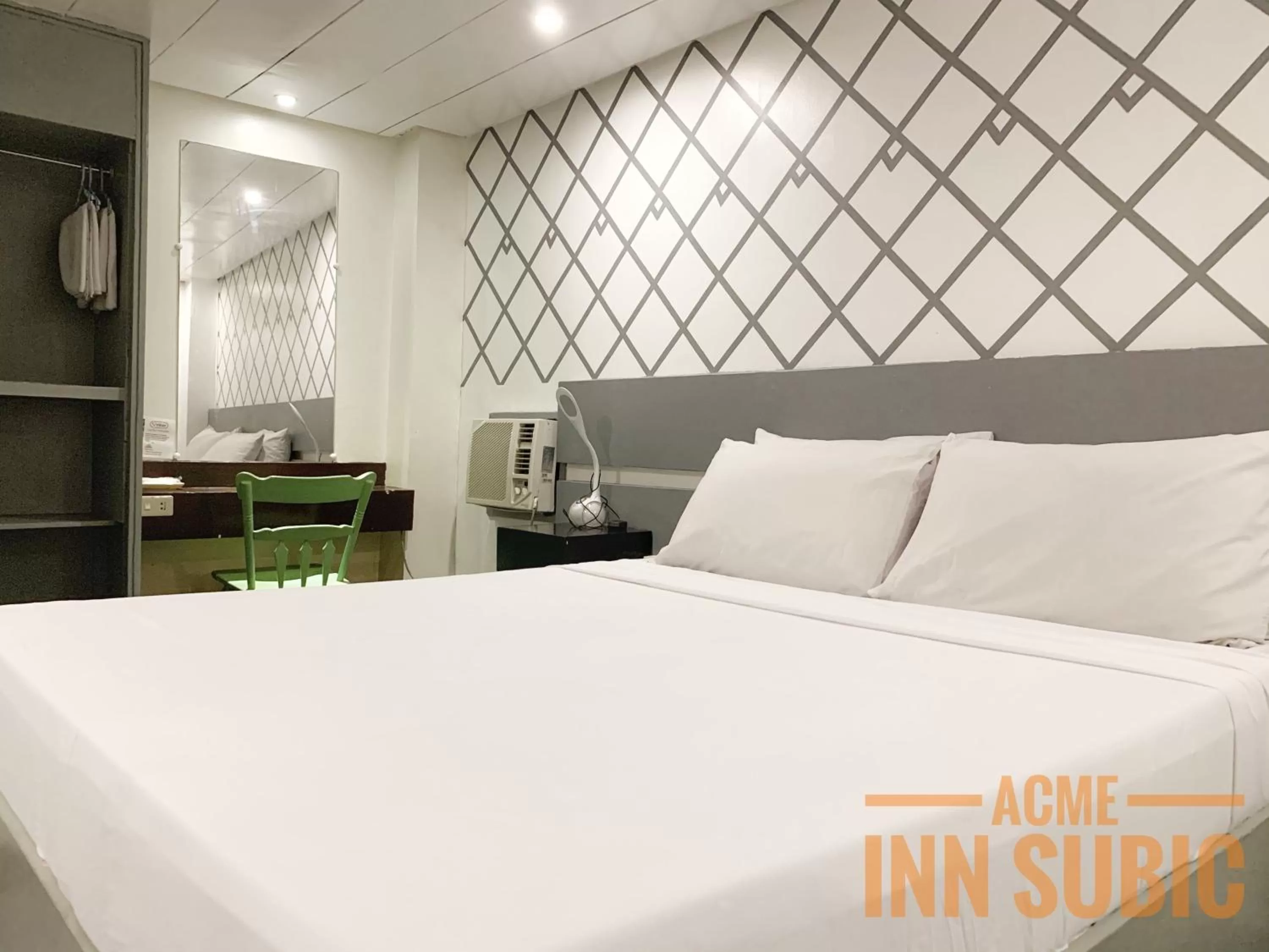 Bed in ACME Inn Subic