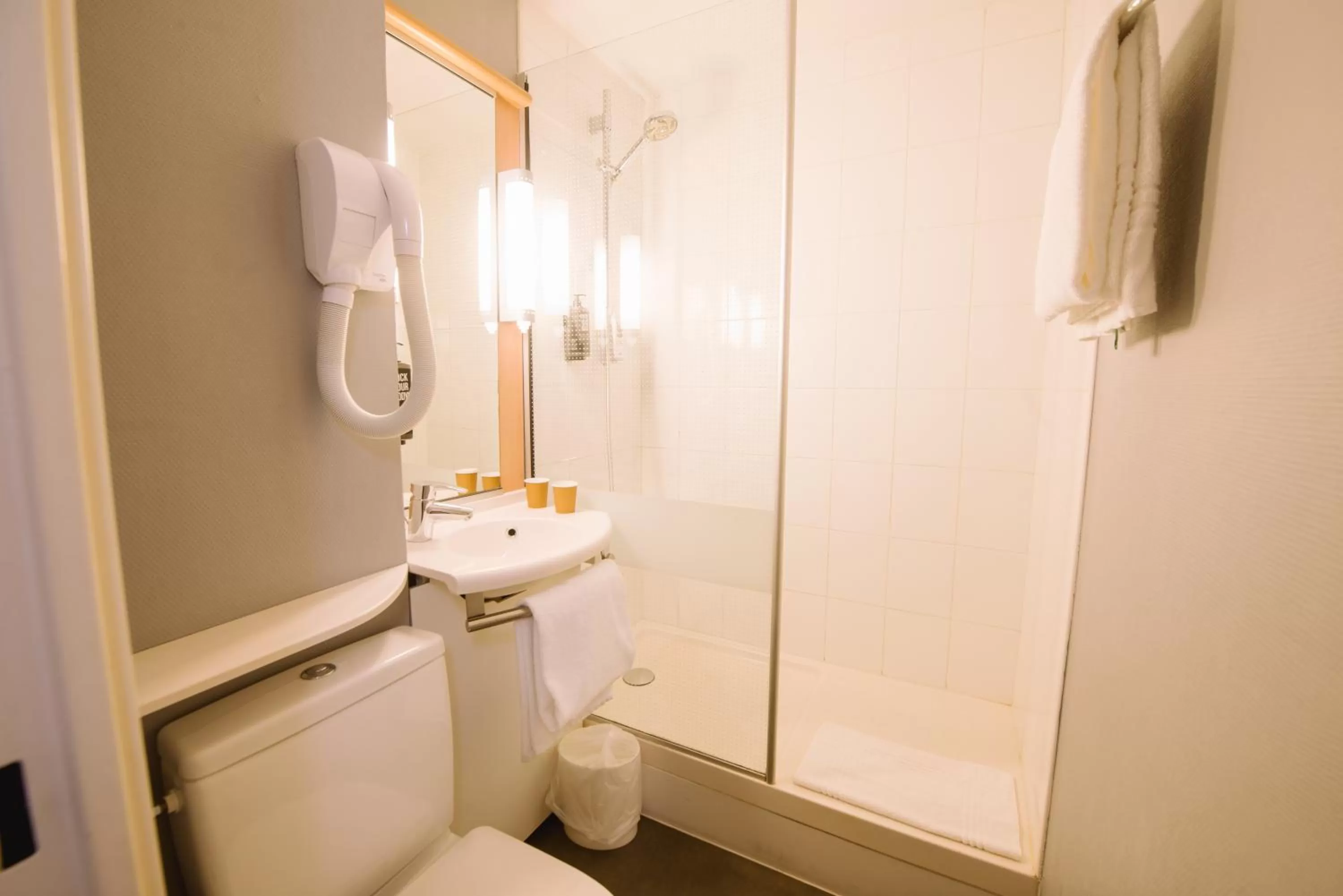 Bathroom in ibis Avignon Centre Gare