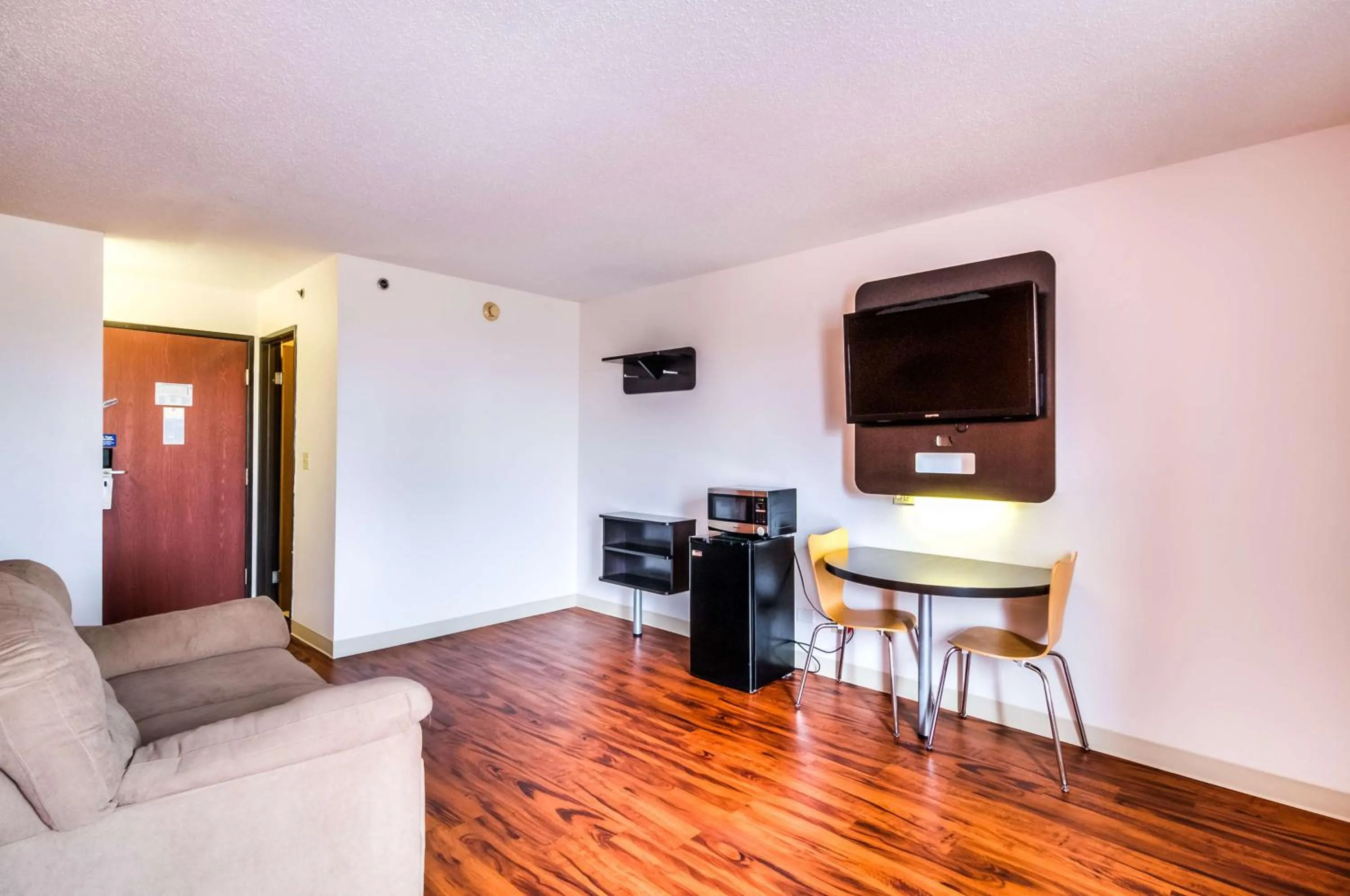 TV and multimedia in Motel 6-Lansing, IL - Chicago South