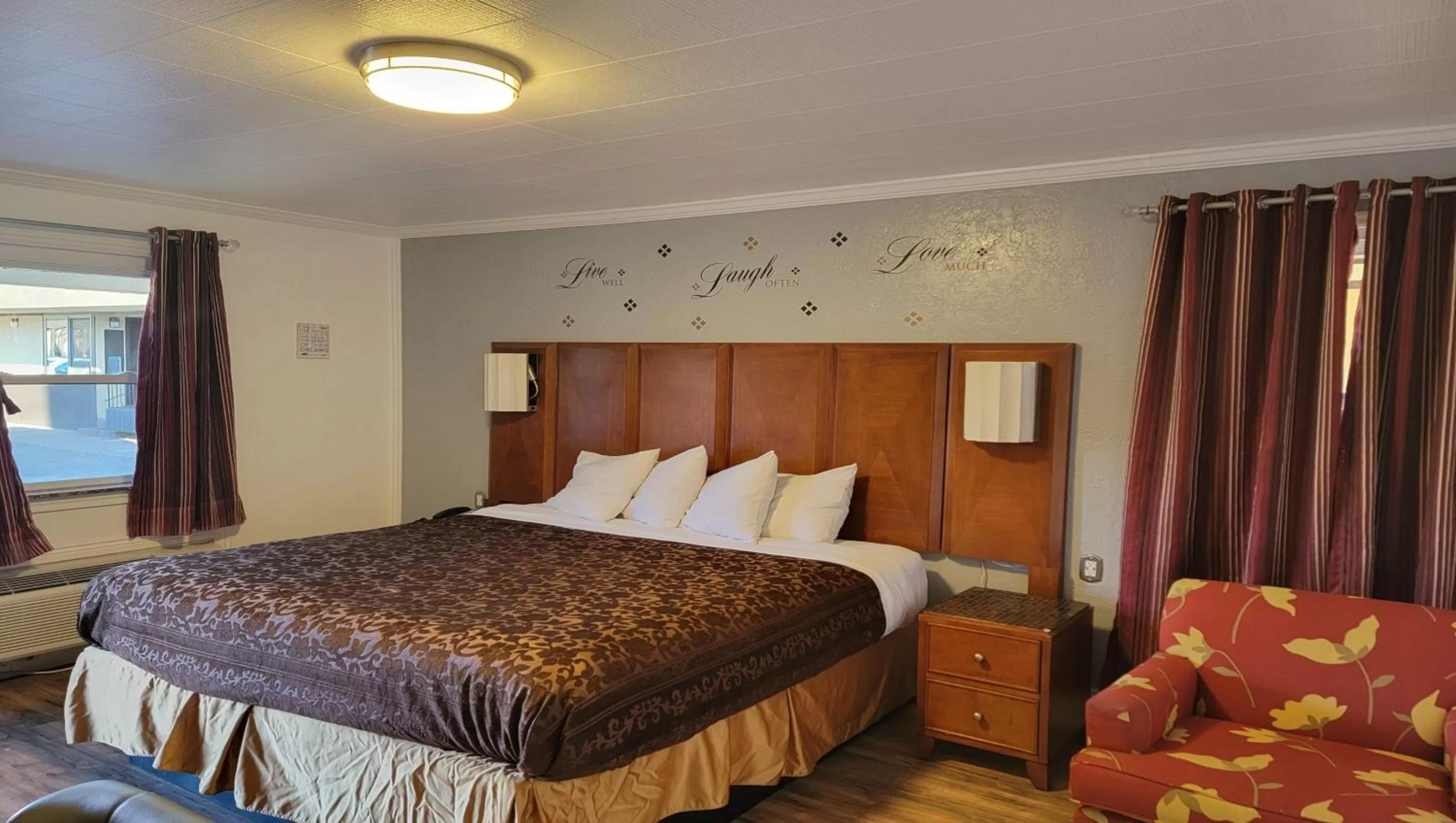 Photo of the whole room, Bed in Mountain Star Inn