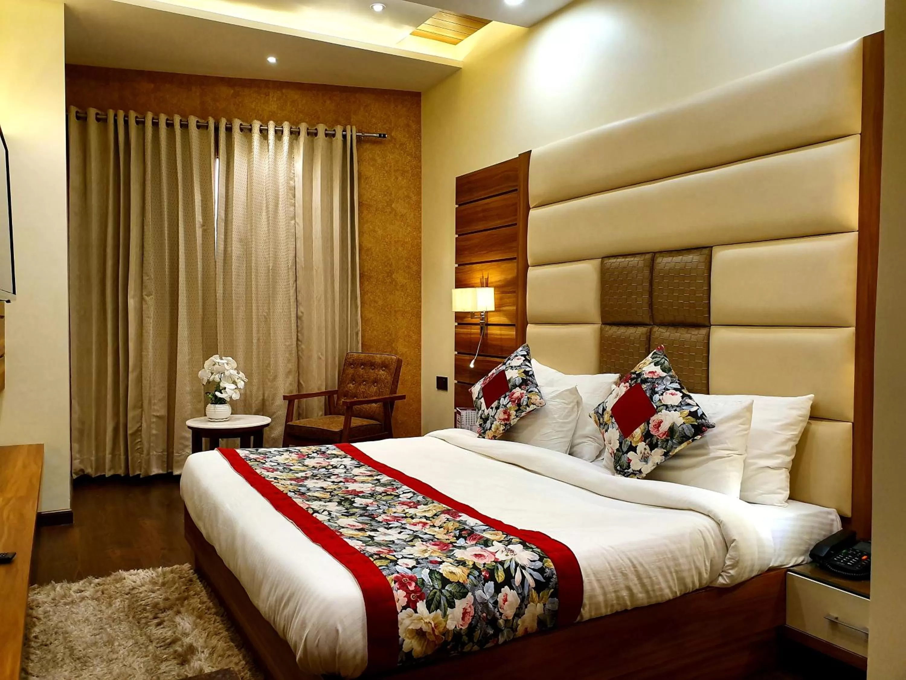 Bed in Hotel Makhan Residency