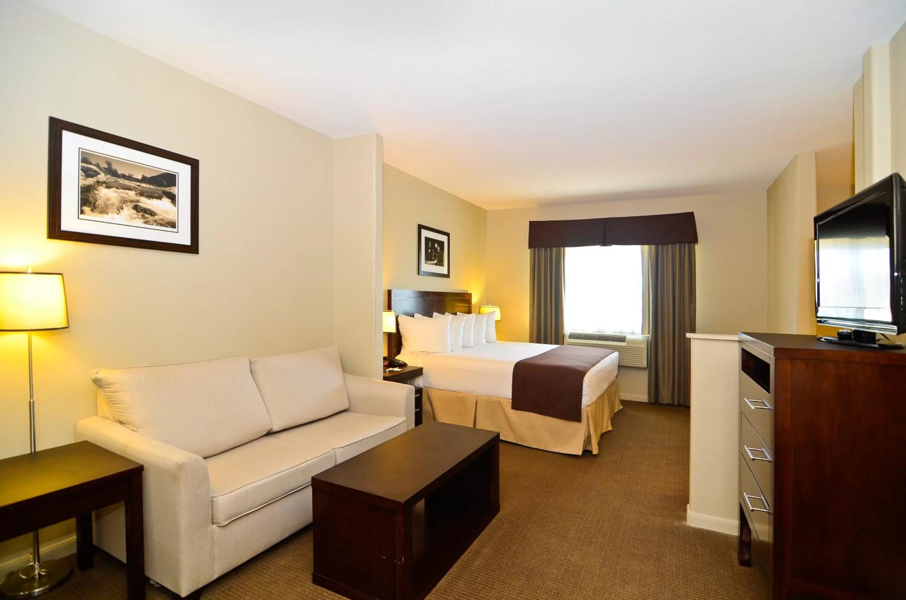 Day, Bed in Baymont by Wyndham Columbus