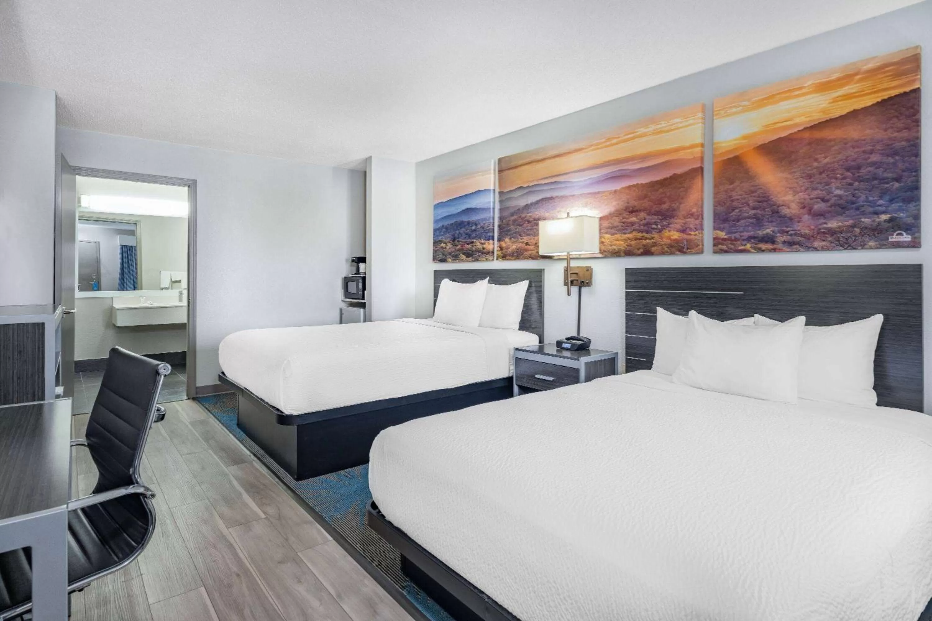 Photo of the whole room, Bed in Days Inn by Wyndham Hamilton