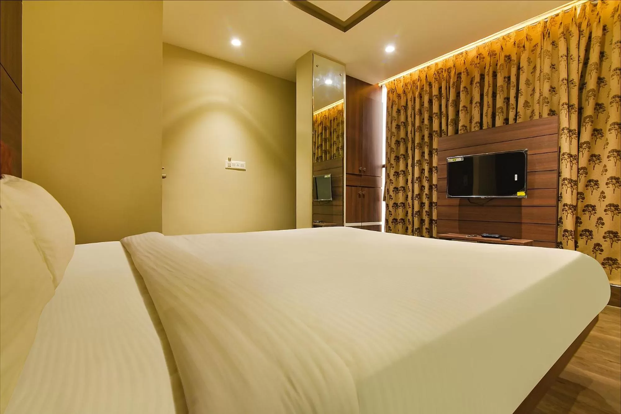 Bedroom in FabHotel Eros 282 - Nr Sreebhumi