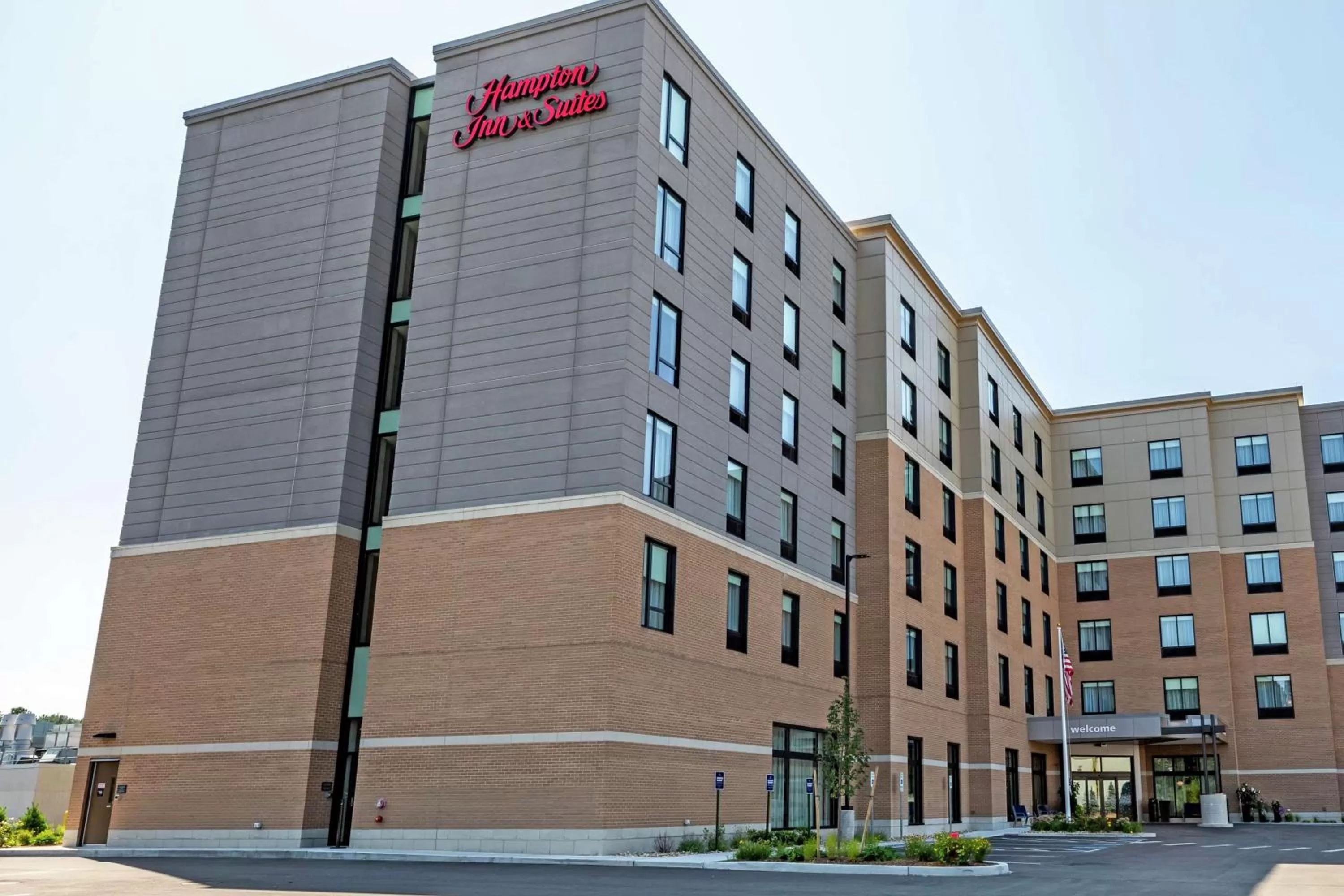 Property building in Hampton Inn & Suites Boston/Waltham