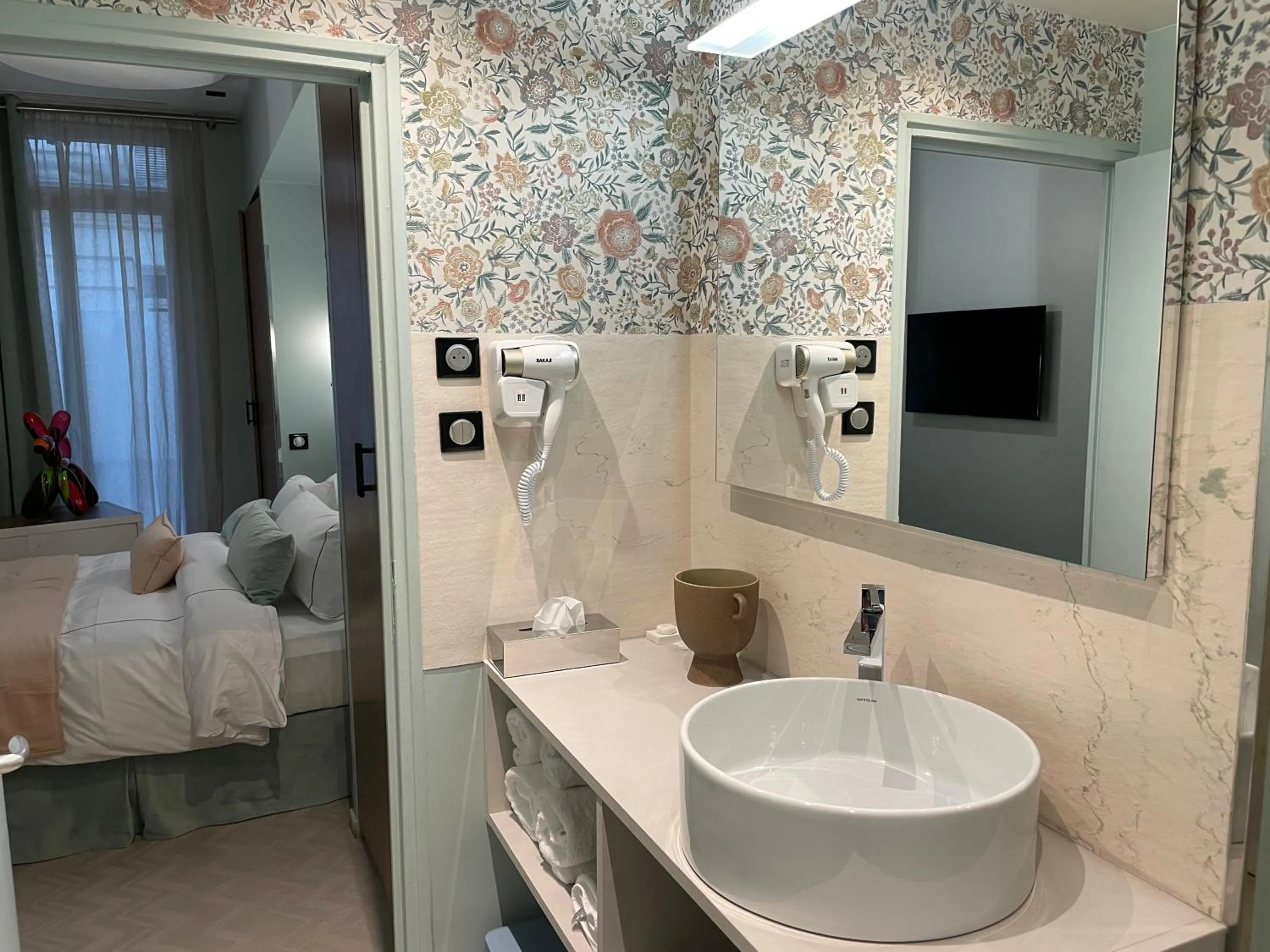 Bathroom, Bed in Hotel 33 Marbeuf