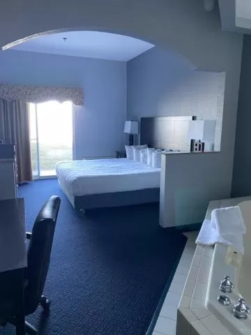 Photo of the whole room, Bed in Lakeside Resort & Conference Center