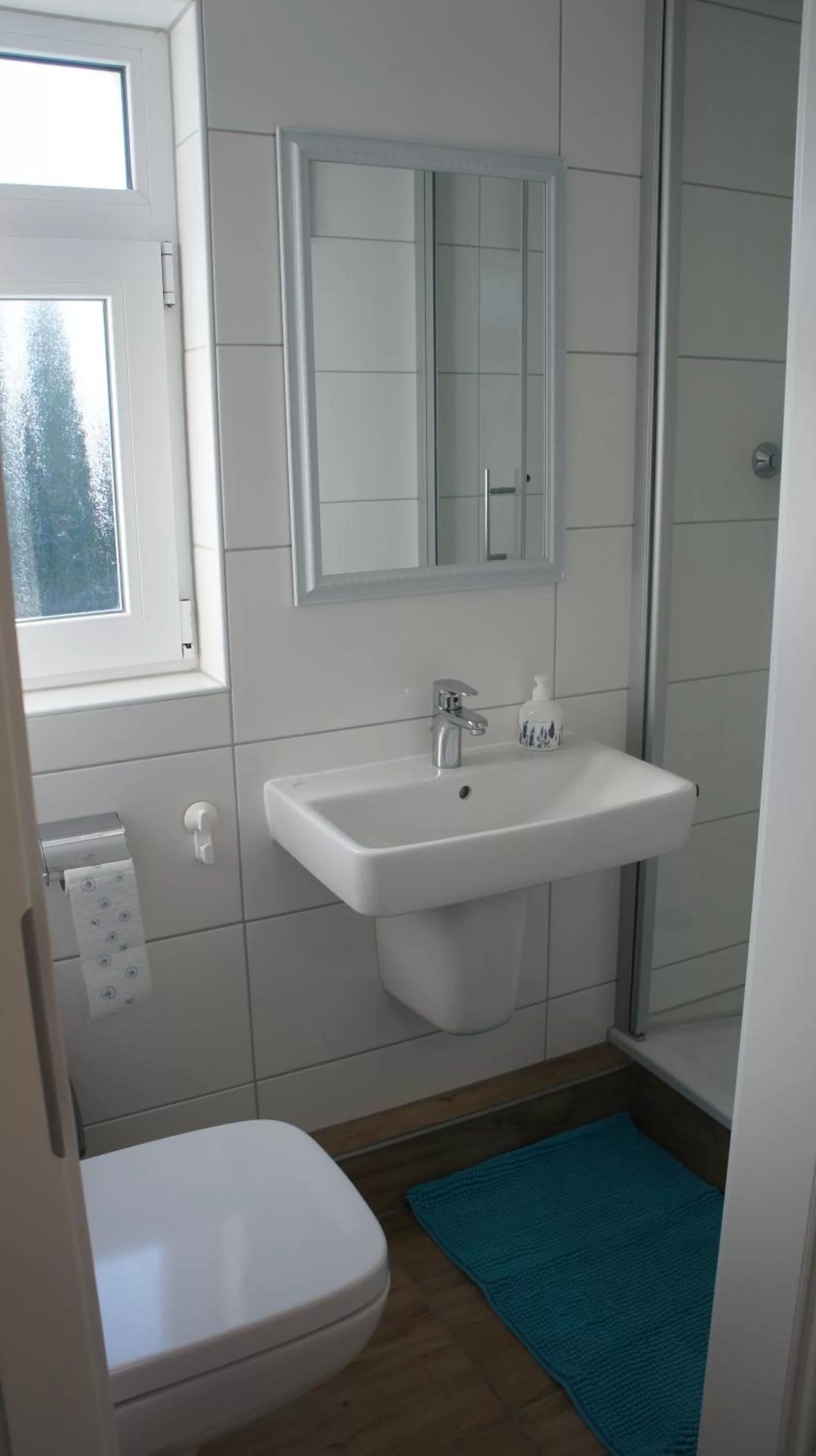 Shower in GästeHaus am Flughafen Düsseldorf